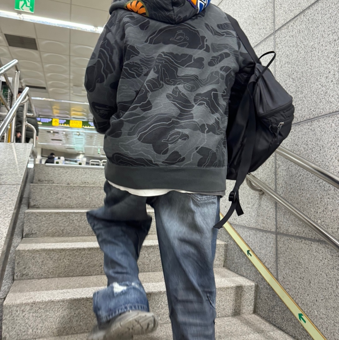 BAPE 1st Camo Shark Full Zip Hoodie Army Green 착용 스타일 - 2