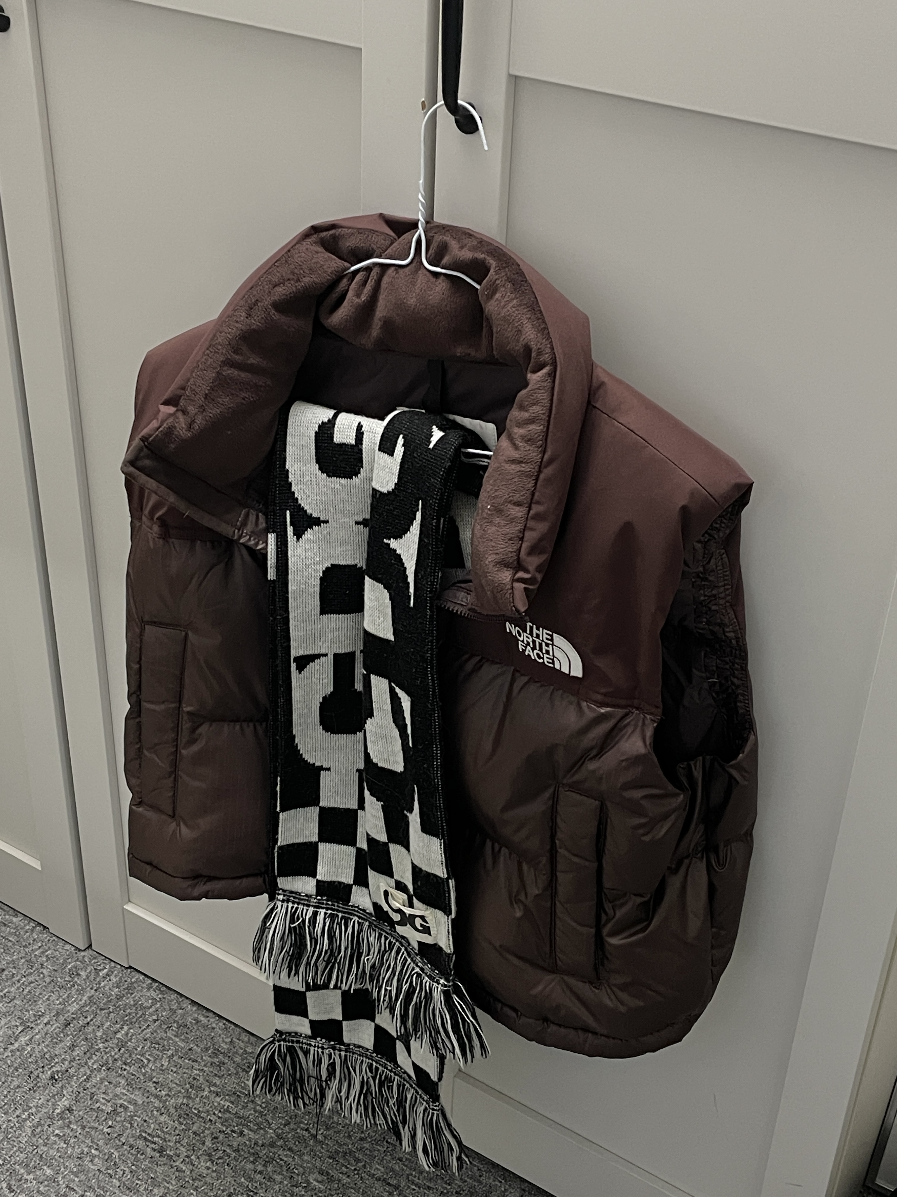 The North Face 1996 Retro Nuptse Vest Dark Oak, CDG Logo Check Muffler White Black 착용 스타일