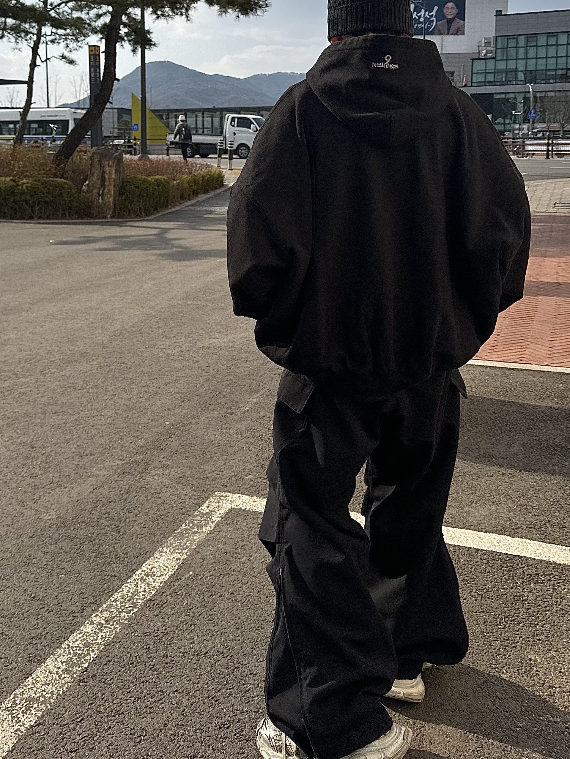 Nonnod Side Zip Cargo Pants Black, Undermycar Gashutein 6 Six People Graphic 2 Layered Hoodie Bristol Black - 24SS 착용 스타일 - 2