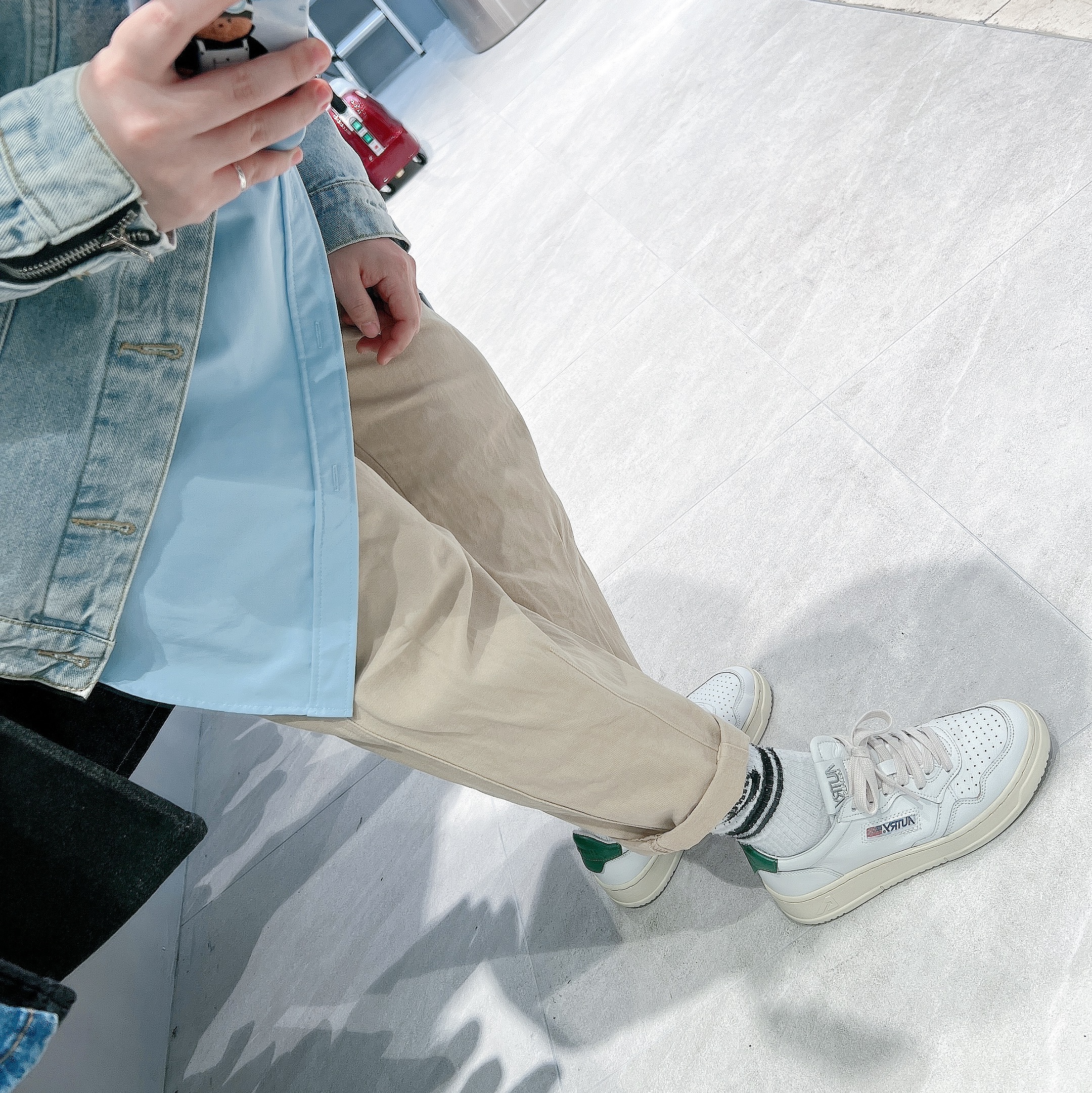 Autry Medalist Low Leather Sneakers White Green 착용 스타일 - 2