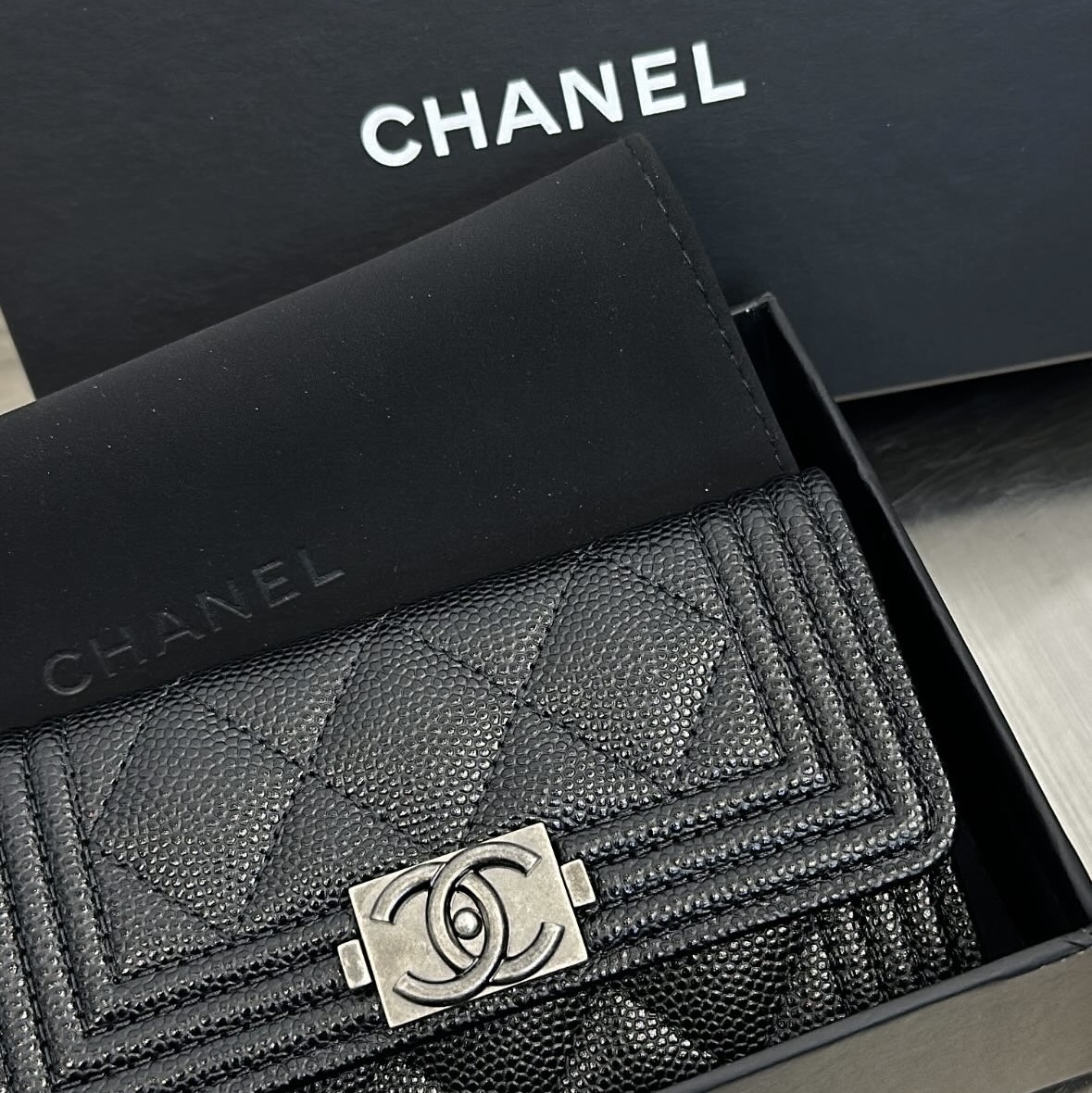 Chanel Boy Chanel Flap Card Holder Grained Calfskin & Ruthenium Black 착용 스타일