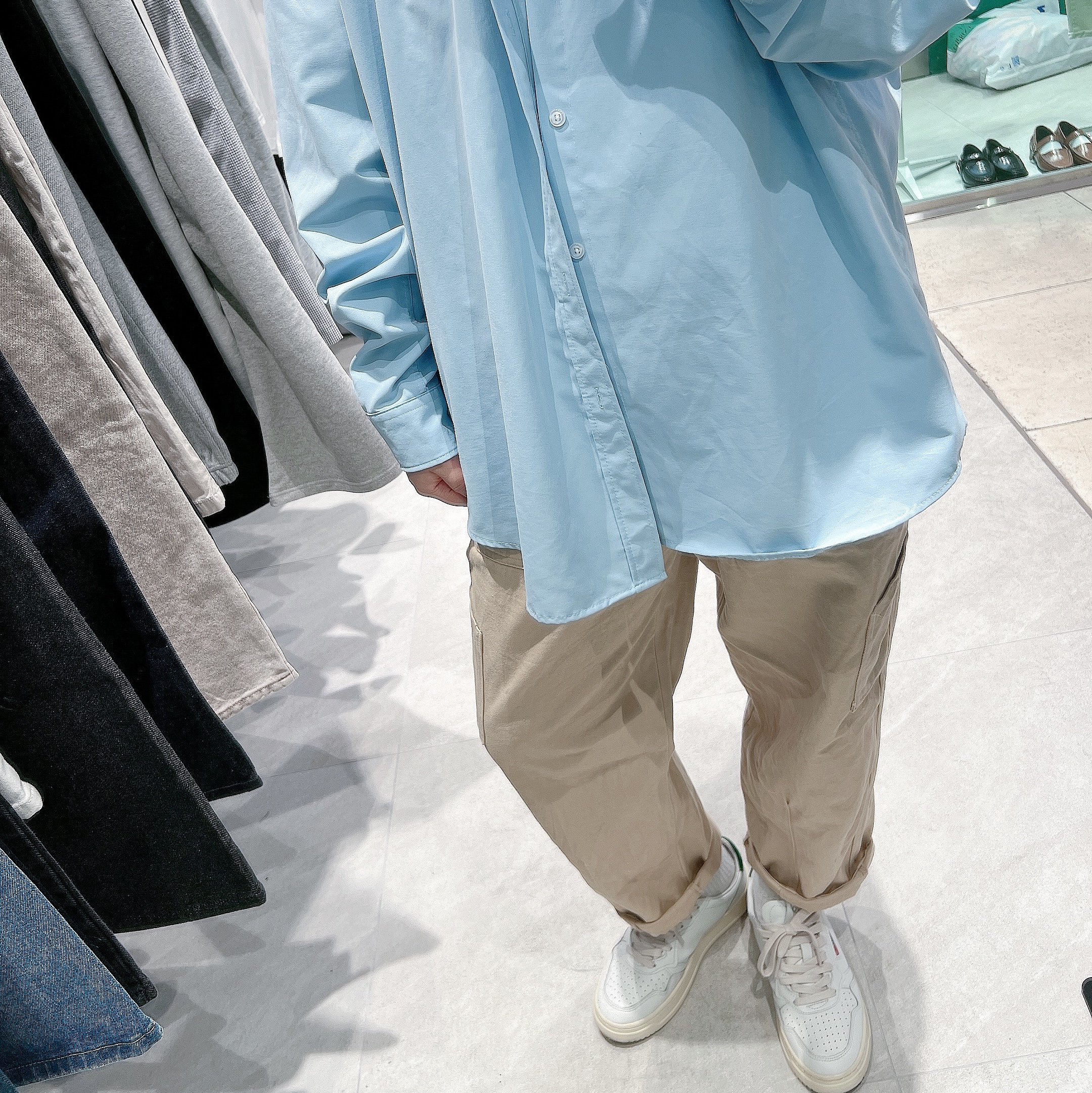 Autry Medalist Low Leather Sneakers White Green 착용 스타일 - 3