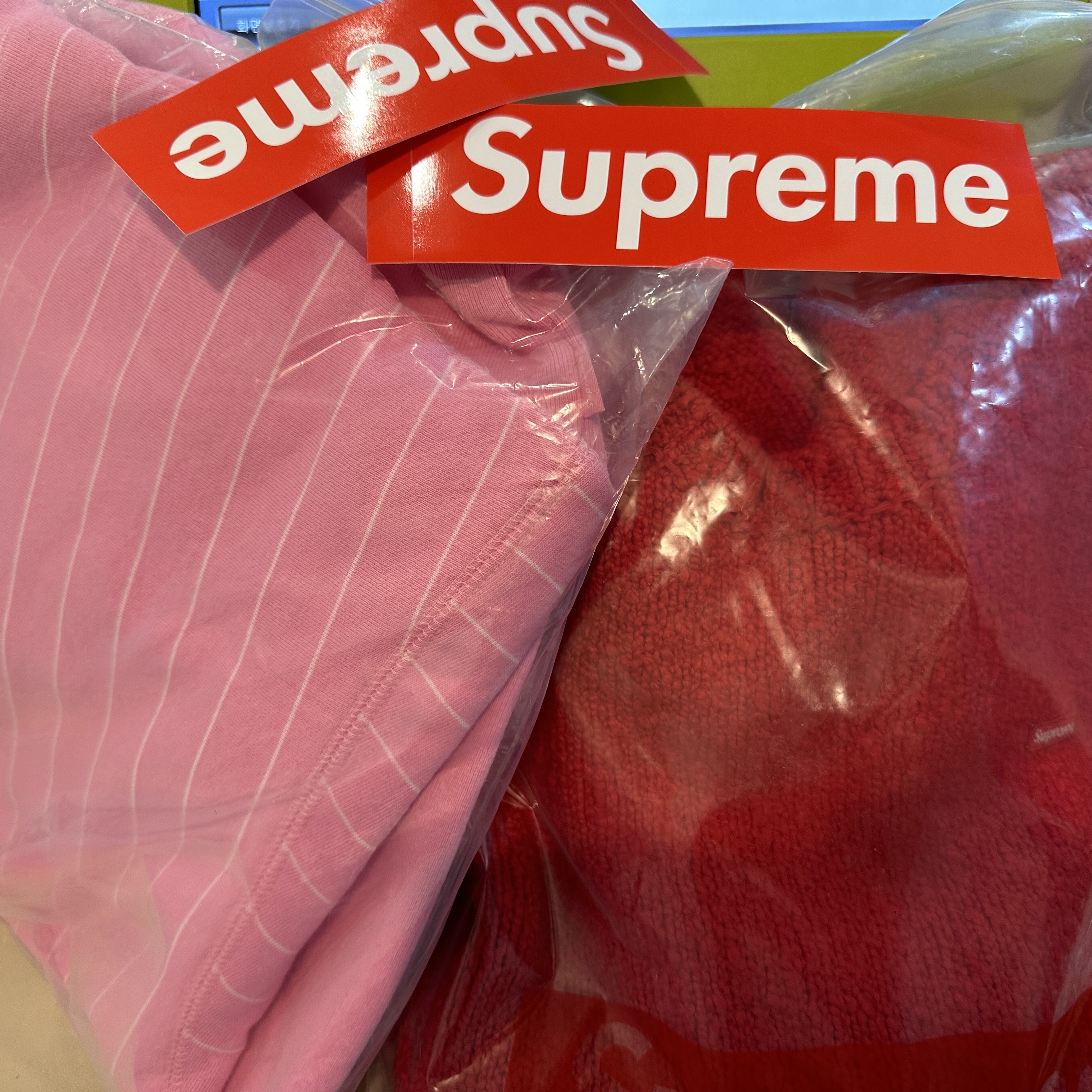 Supreme Boucle Small Box Sweater Red - 24SS, Supreme Pinstripe Crewneck Pink - 24SS 착용 스타일 - 2