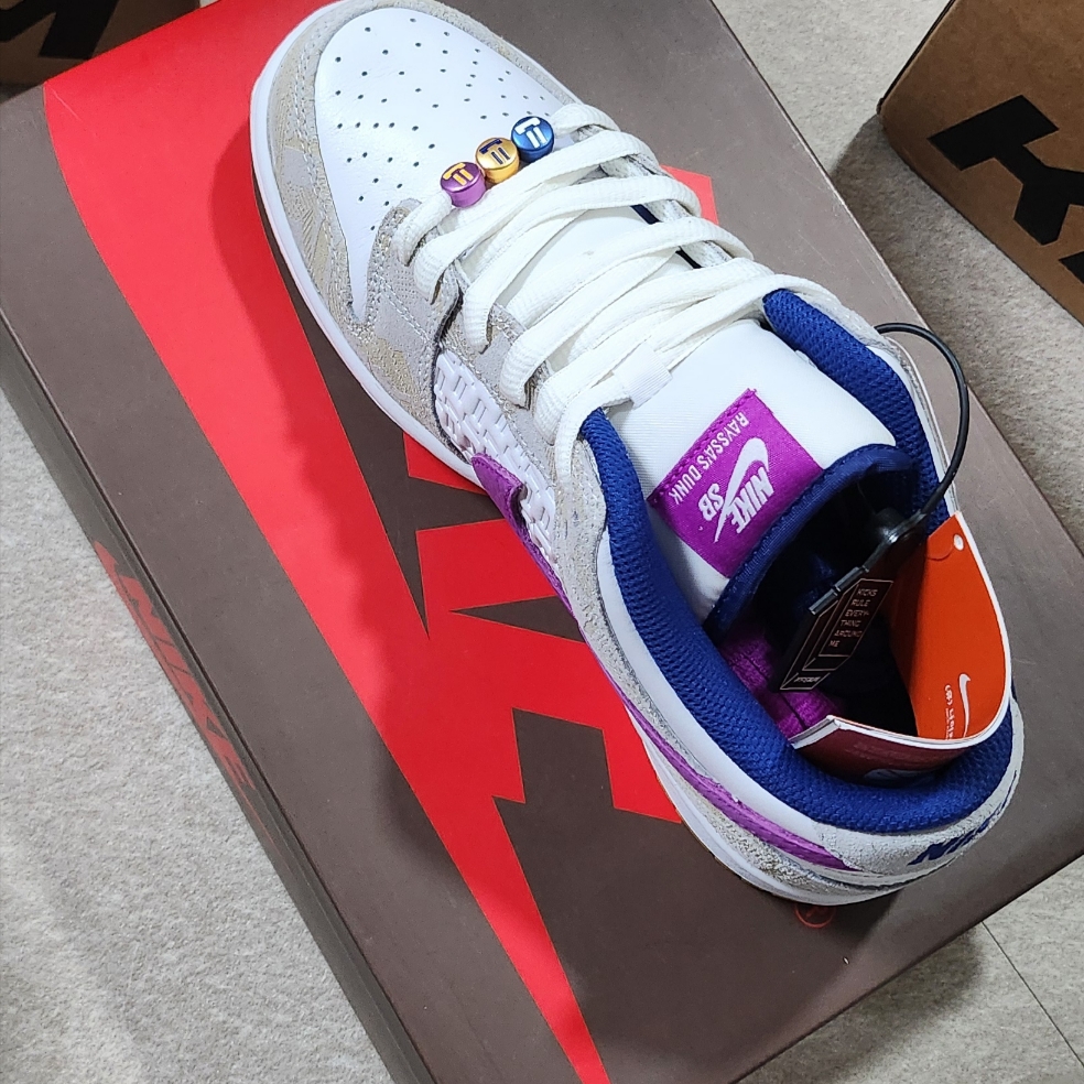 Jordan 1 x Travis Scott Retro High OG SP Mocha, Nike x Rayssa Leal SB Dunk Low PRM Pure Platinum Vivid Purple 착용 스타일 - 3