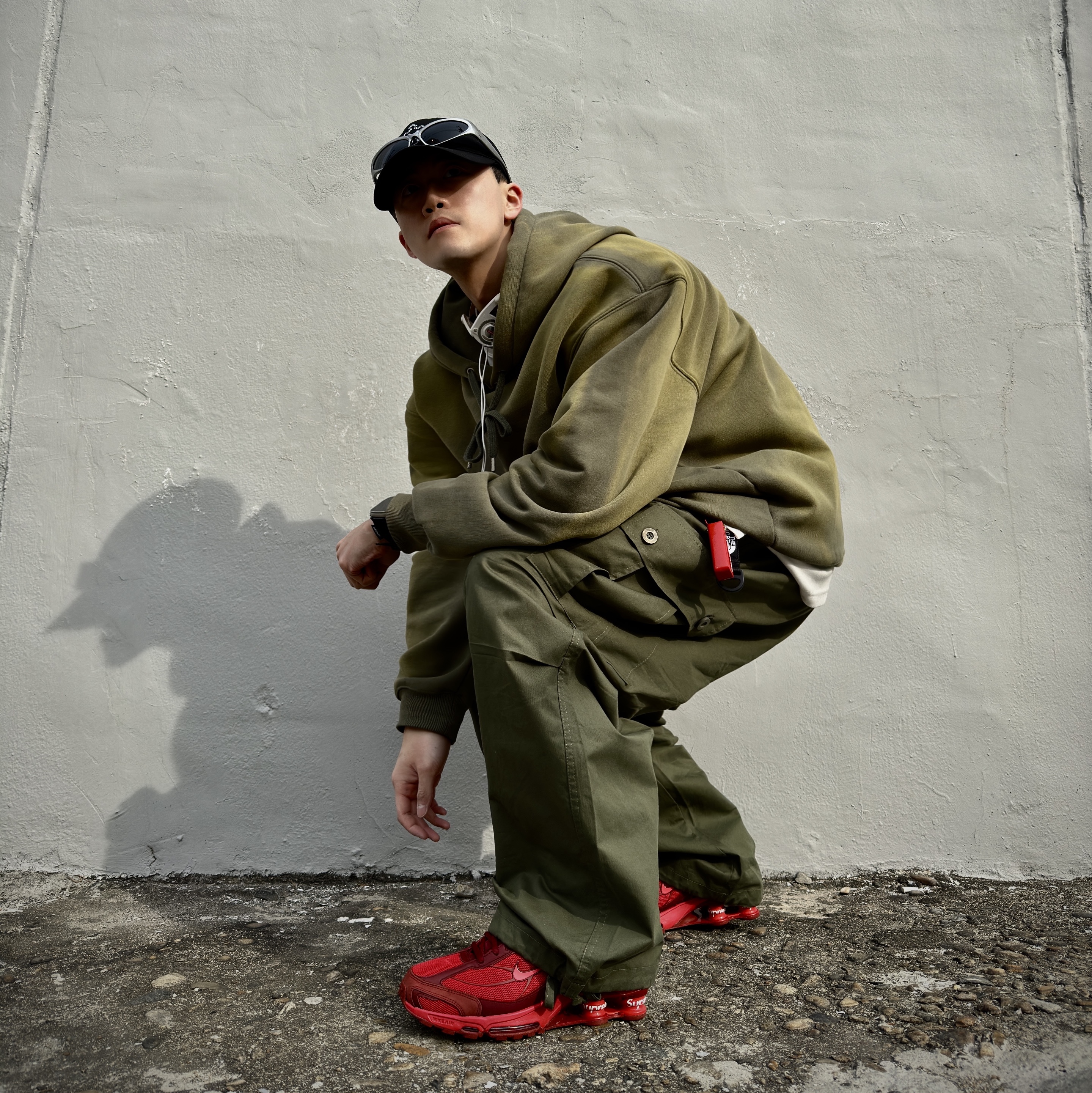 Supreme Floating Keychain Red - 23FW, Nike x Supreme Shox Ride 2 SP Red 착용 스타일 - 1