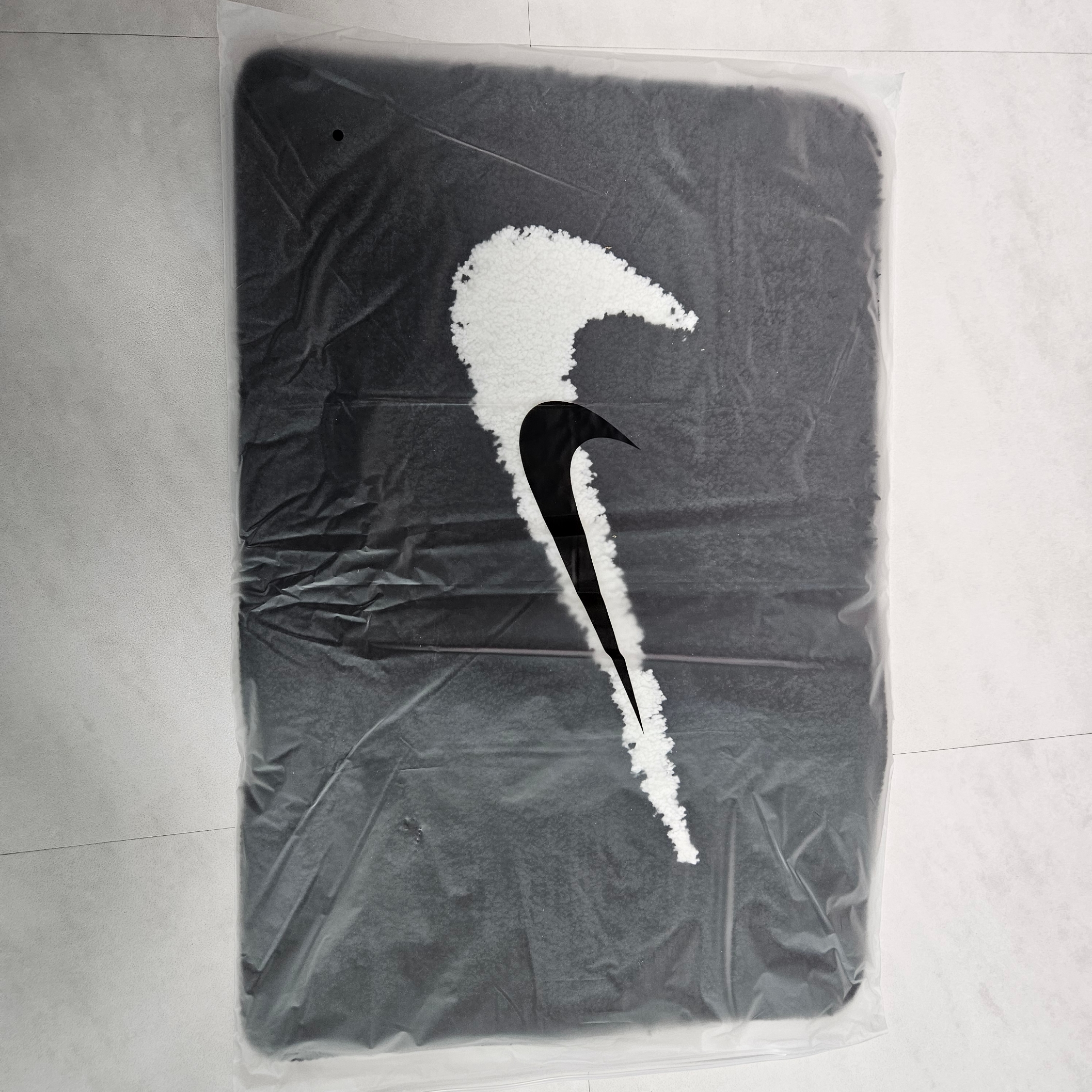 Nike Swoosh Rug Black White 착용 스타일 - 4