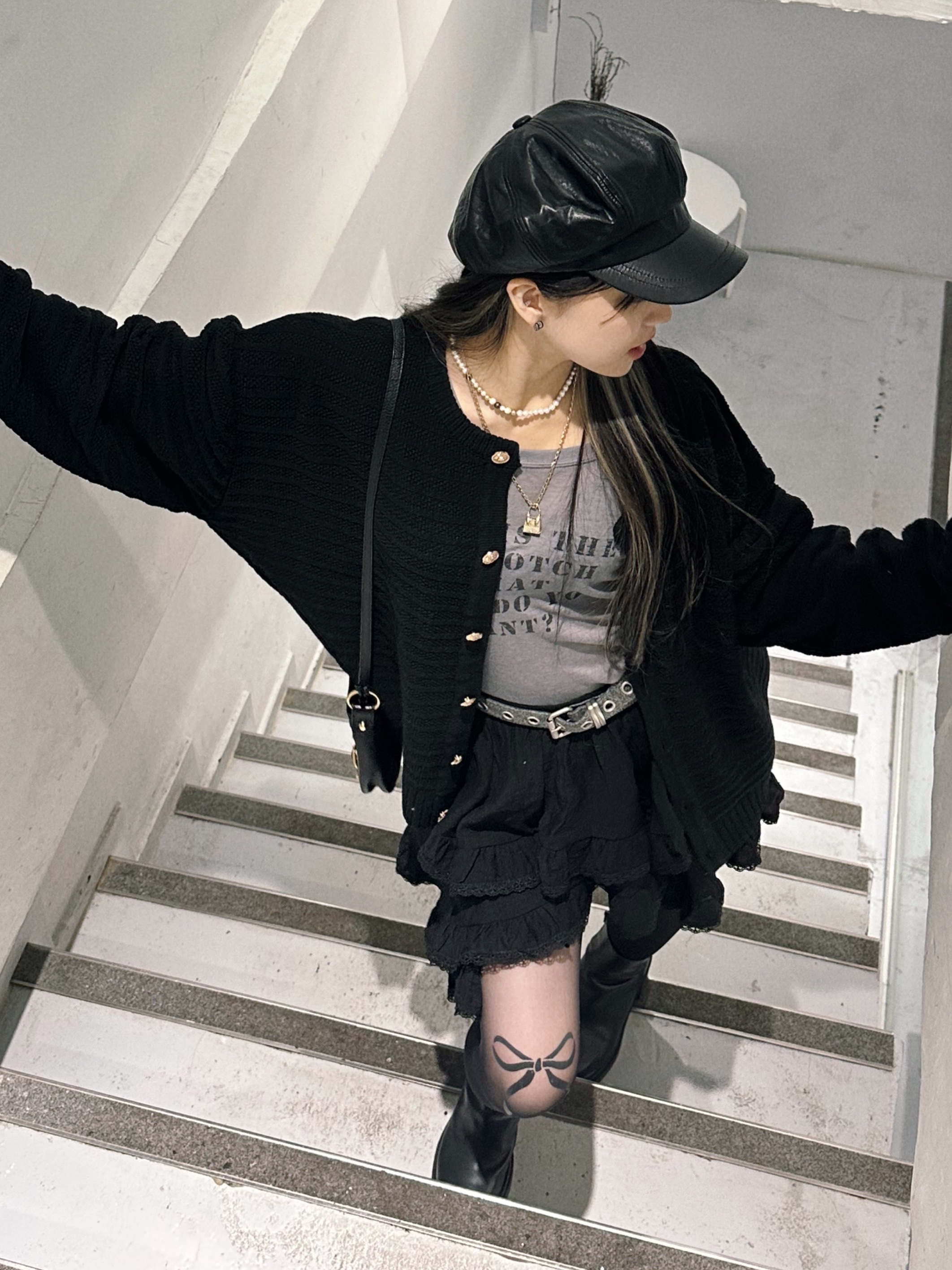 Balenciaga Neo Cagole Small Tote Bag Black, Jacquemus Le Collier Chiquito Charm Chain Necklace Light Gold 착용 스타일 - 3