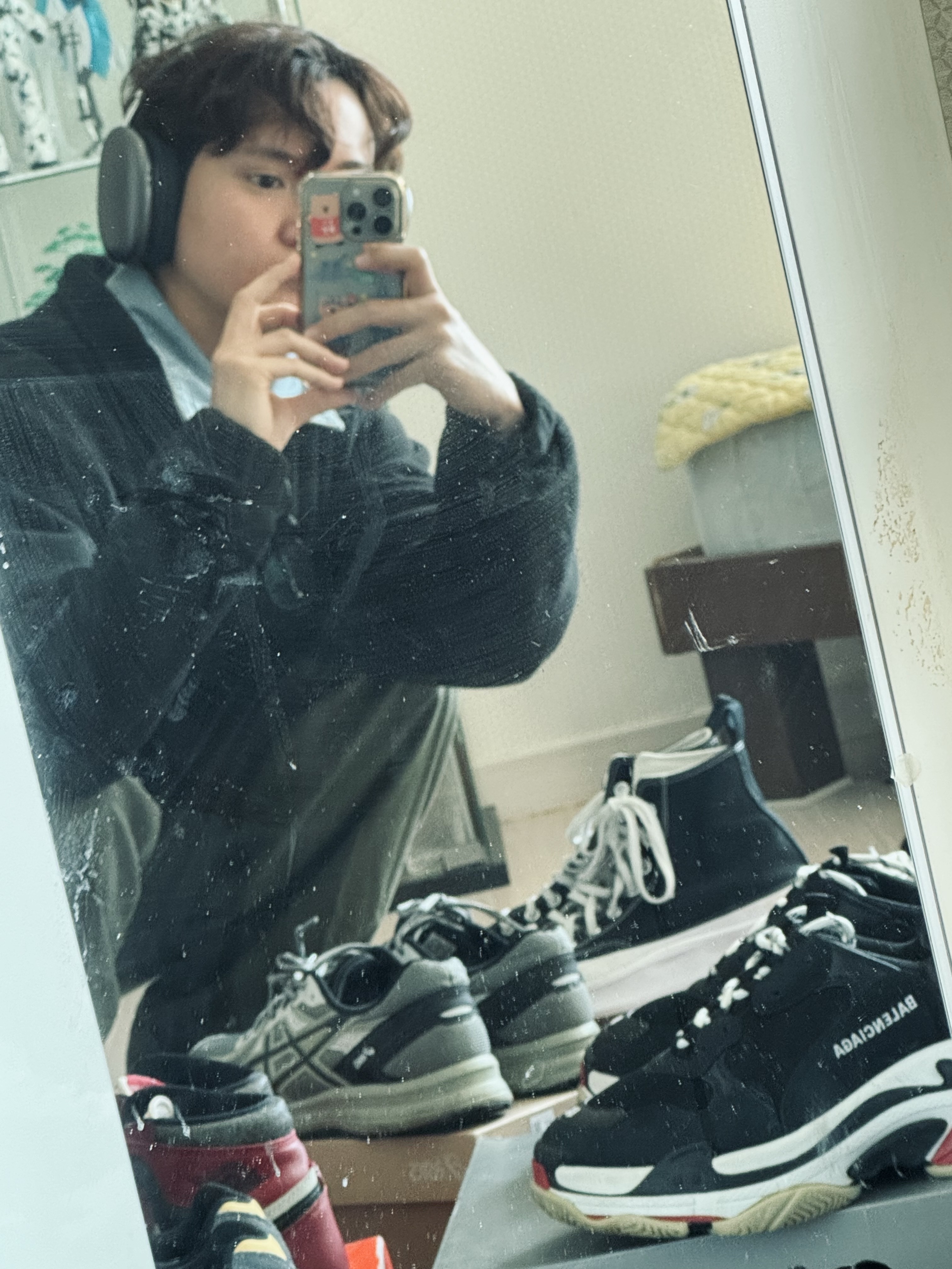 Balenciaga Triple S Sneakers Black, Jordan 1 Retro High OG Chicago 2022 착용 스타일