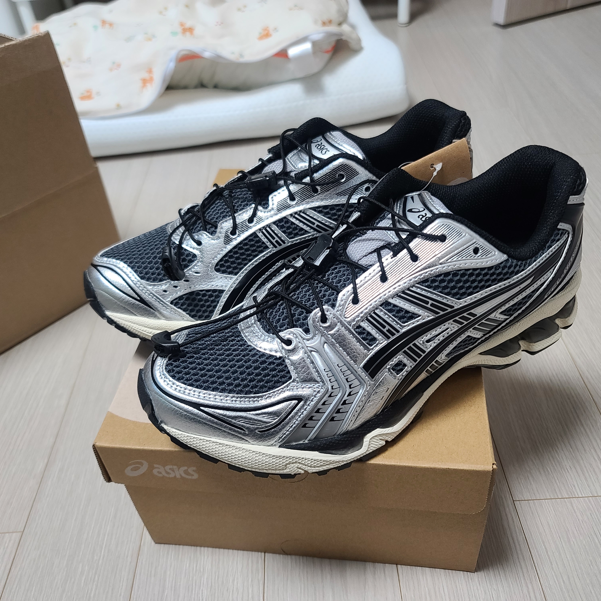 Asics Unlimited Gel-Kayano 14 Carrier Grey Black 착용 스타일 - 2