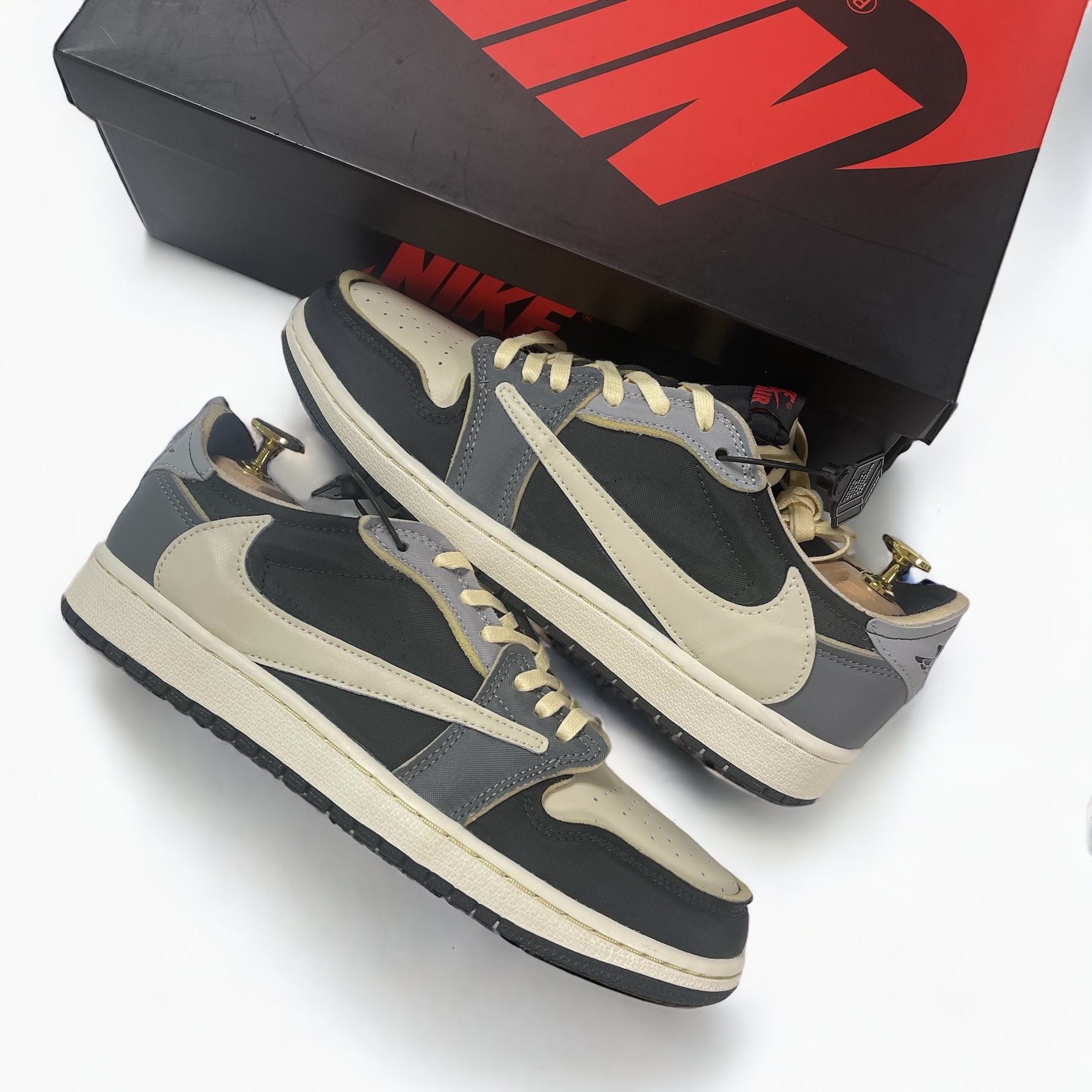 Jordan 1 Retro Low OG EX Black and Smoke Grey 착용 스타일 - 3