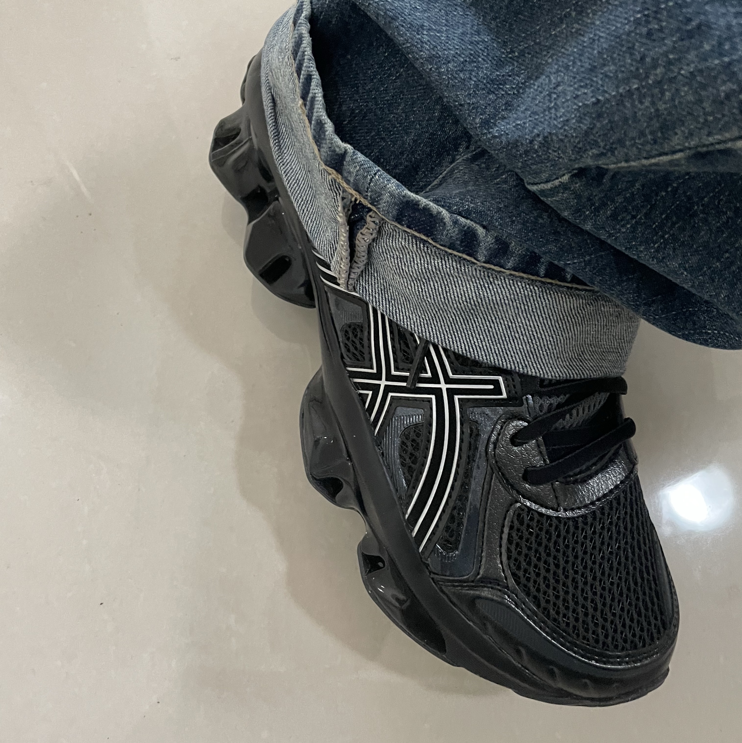 Asics Gel-Quantum Kinetic Graphite Grey Black 착용 스타일