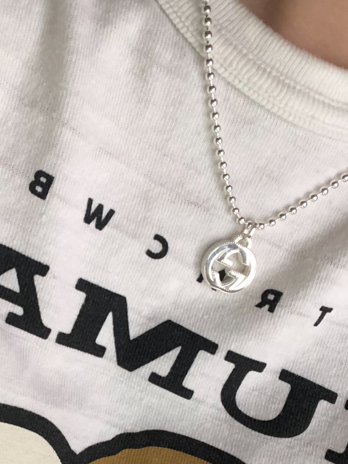 Gucci Interlocking G Pendant Necklace Silver, Human Made Graphic T-Shirt #12 White 착용 스타일 - 2