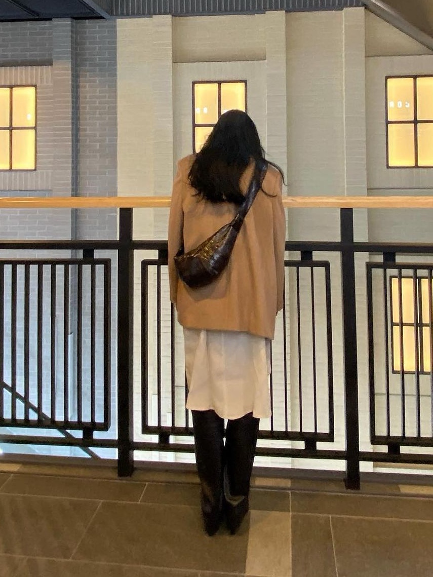 Lemaire Small Croissant Bag Soft Nappa Leather Black, Lemaire Small Croissant Bag Dusty Mastic 착용 스타일 - 3