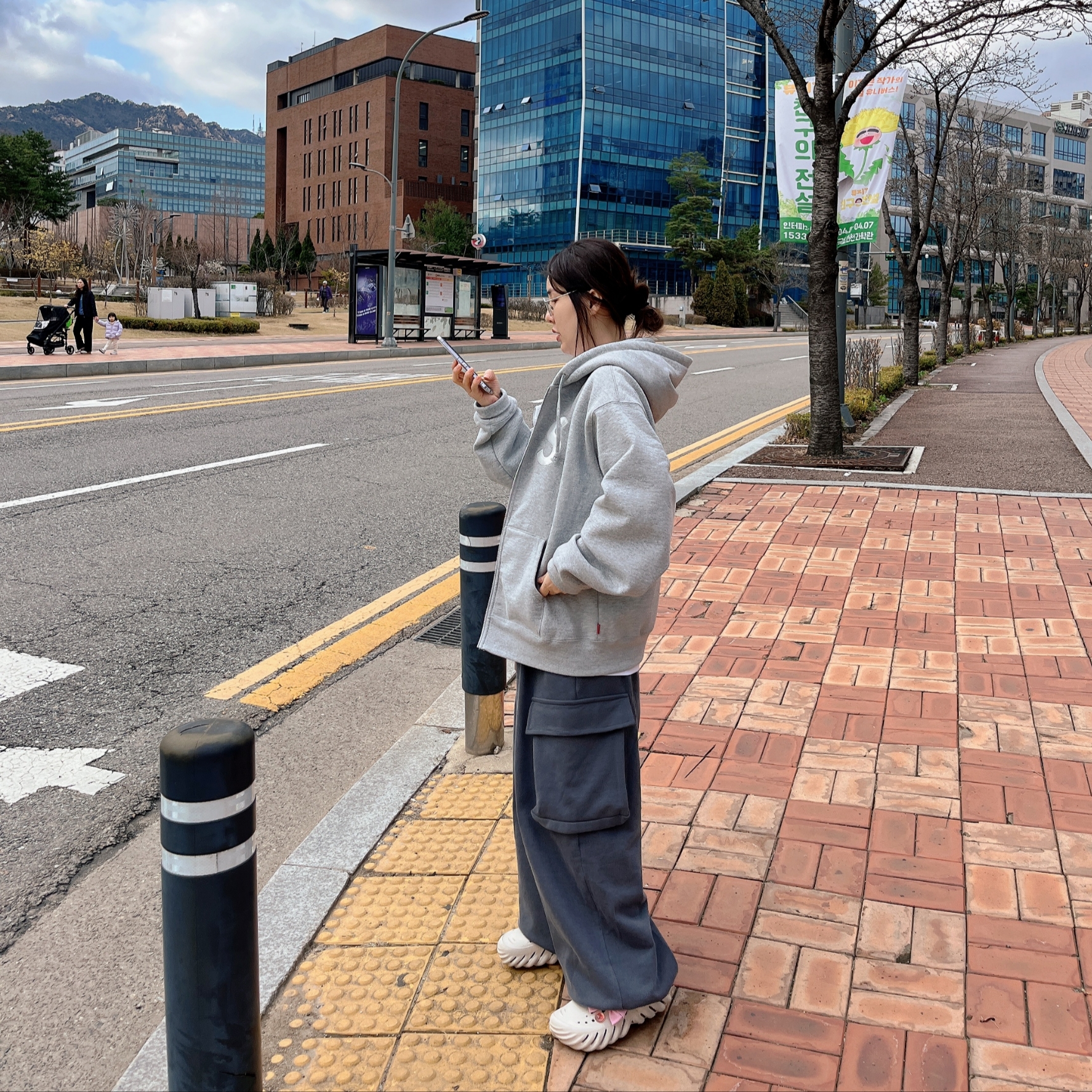 Supreme S Logo Zip Up Hooded Sweatshirt Heather Grey - 23FW, Crocs Echo Clog Stucco 착용 스타일 - 1