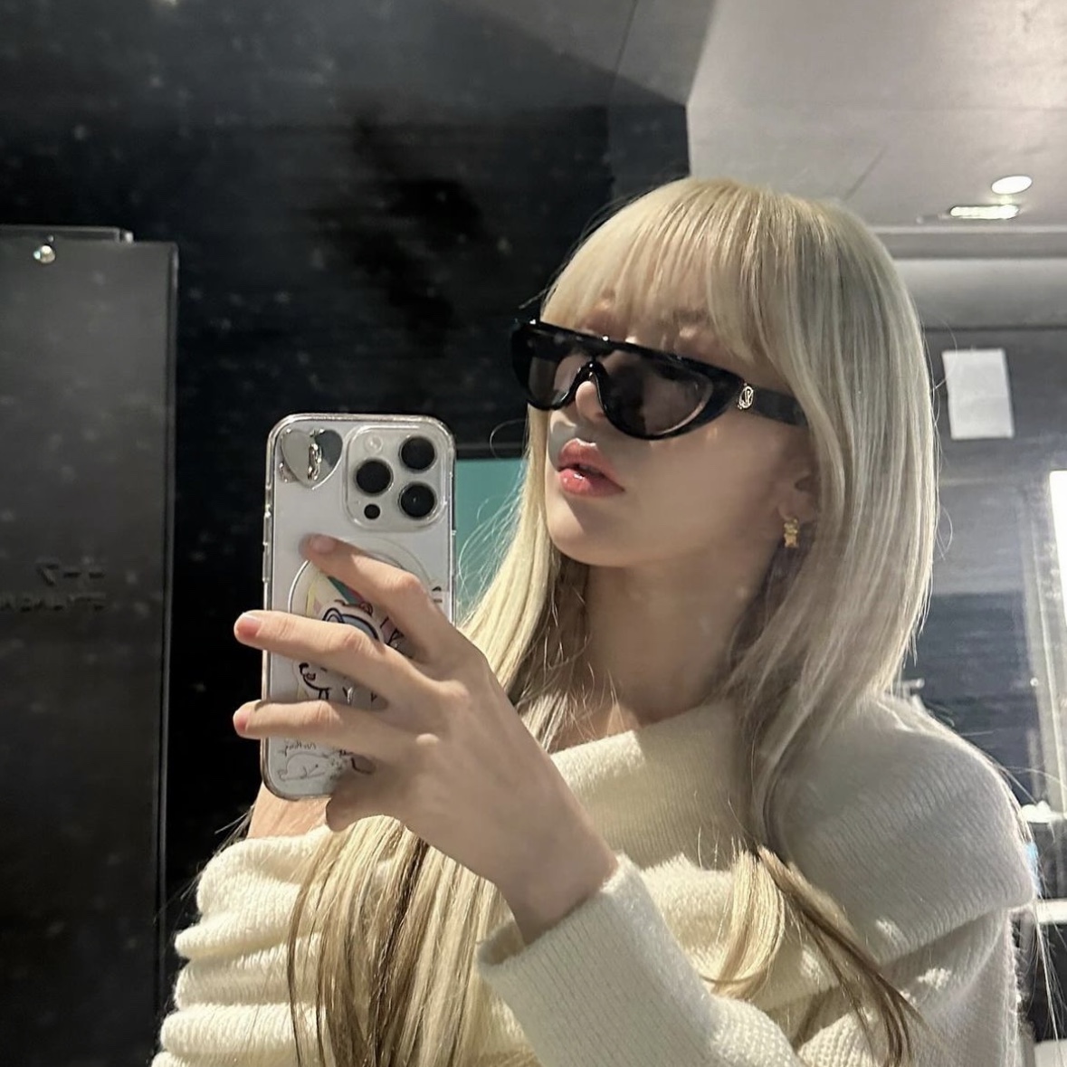 Louis Vuitton LV Split Cat Eye Sunglasses Black 착용 스타일 - 5