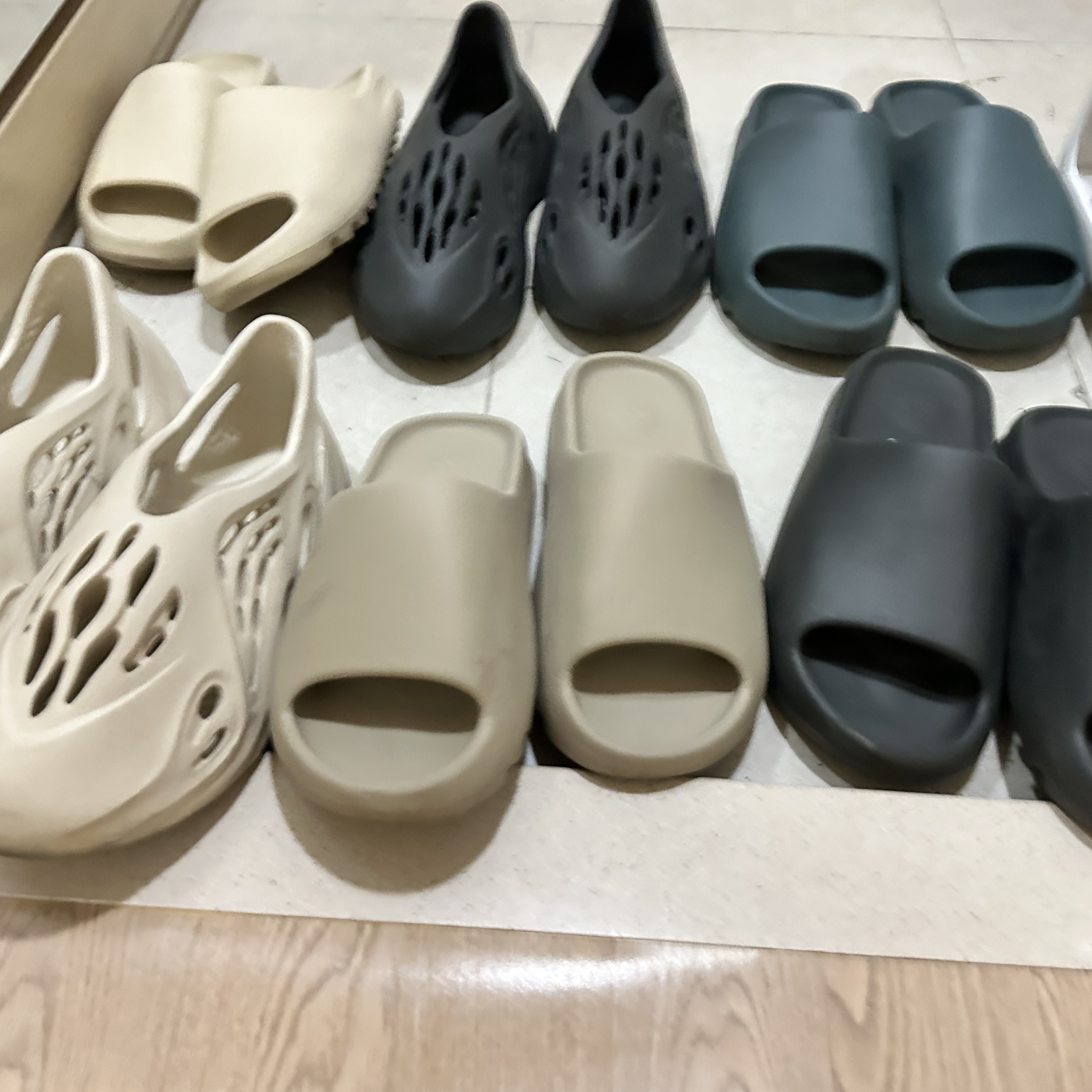 Adidas Yeezy Slide Dark Onyx 2024, Adidas Yeezy Slide Pure - Re-Release Ver. 착용 스타일 - 1