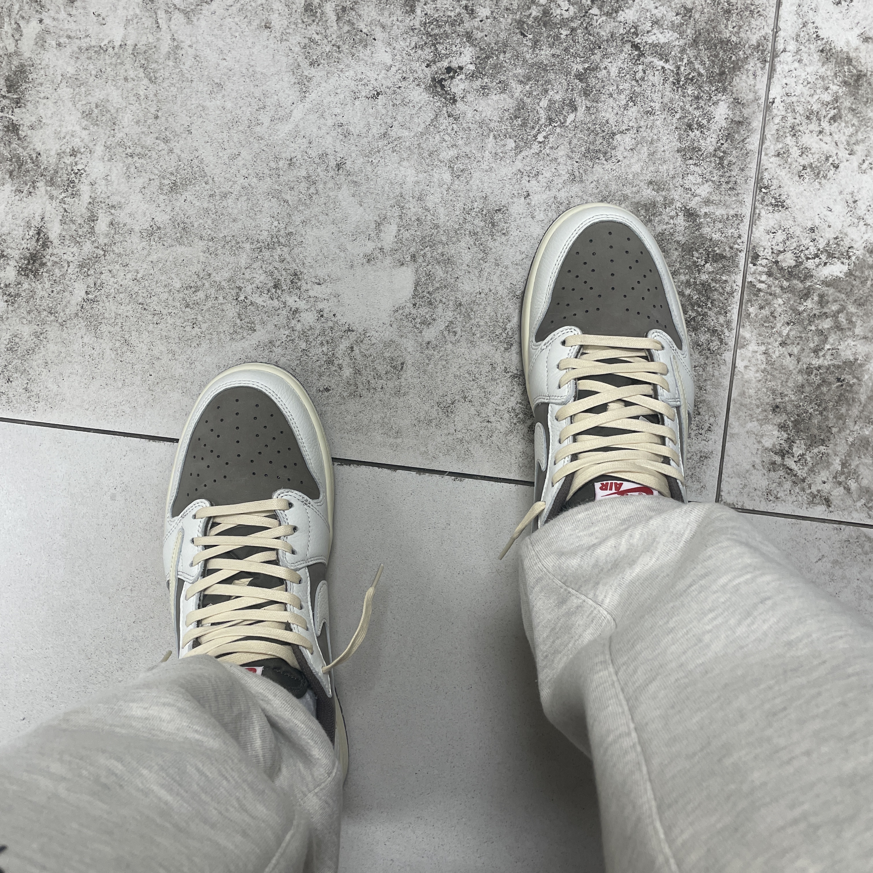 Jordan 1 x Travis Scott Retro Low OG SP Sail and Ridgerock, Essentials The Core Collection Sweatpants Oatmeal 착용 스타일