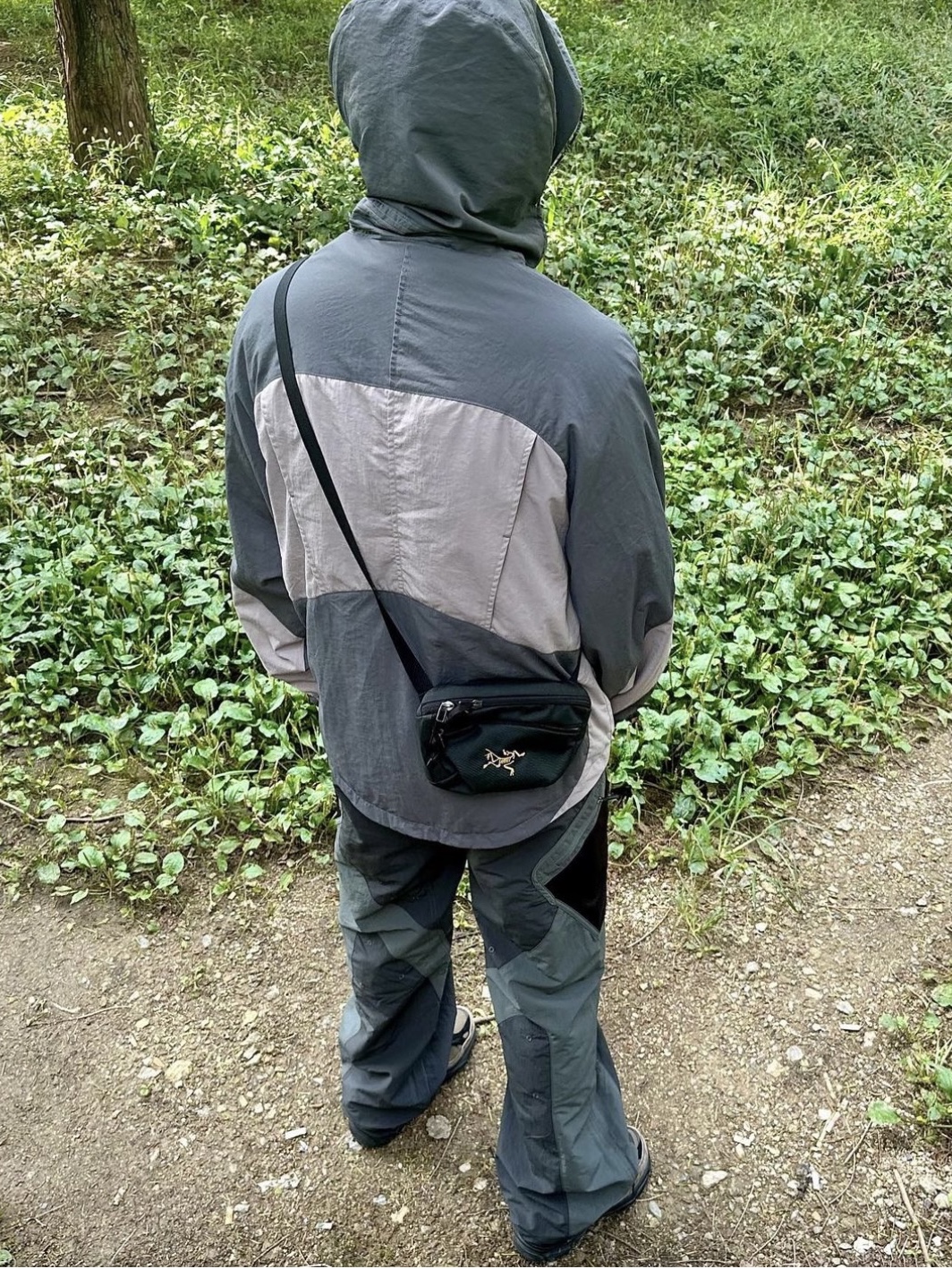 New Balance x JJJJound 990v3 Brown Black, Arc'teryx Mantis 1 Waistpack Black 착용 스타일 - 3