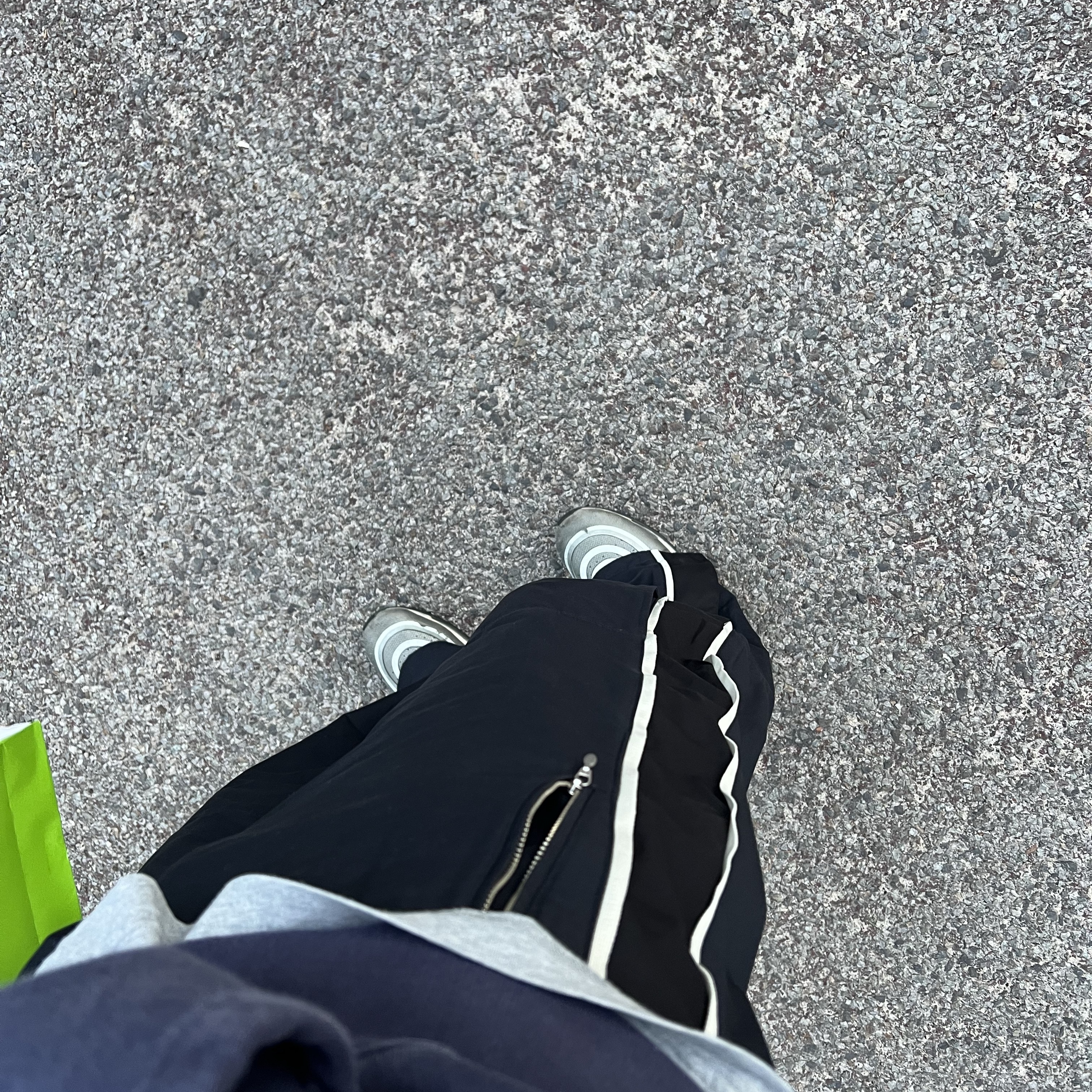 Polyteru 1011 Nylon Track Pants Dark Navy 착용 스타일