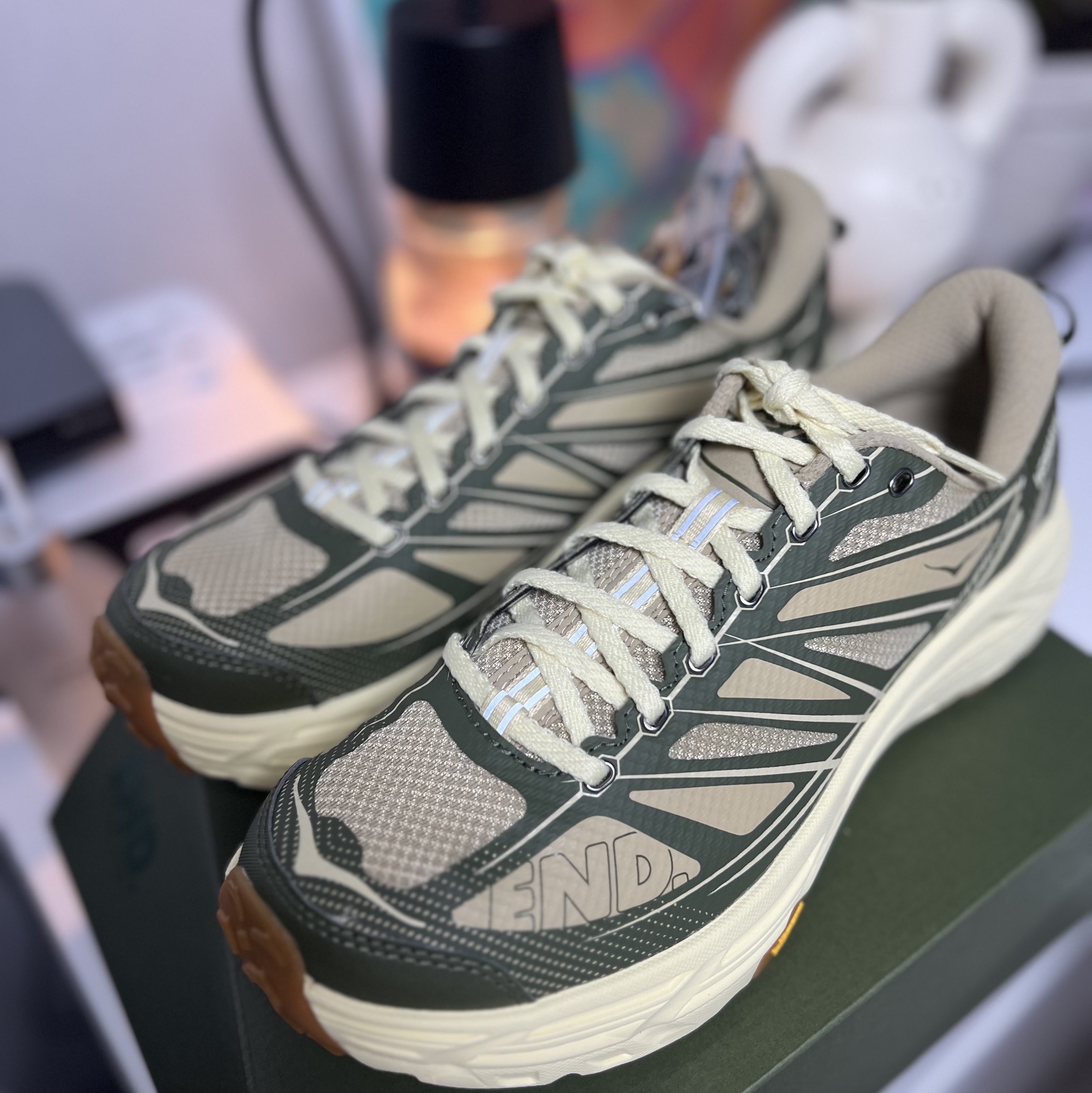 Hoka x END. Mafate Speed 2 Taupe Chive 착용 스타일 - 1