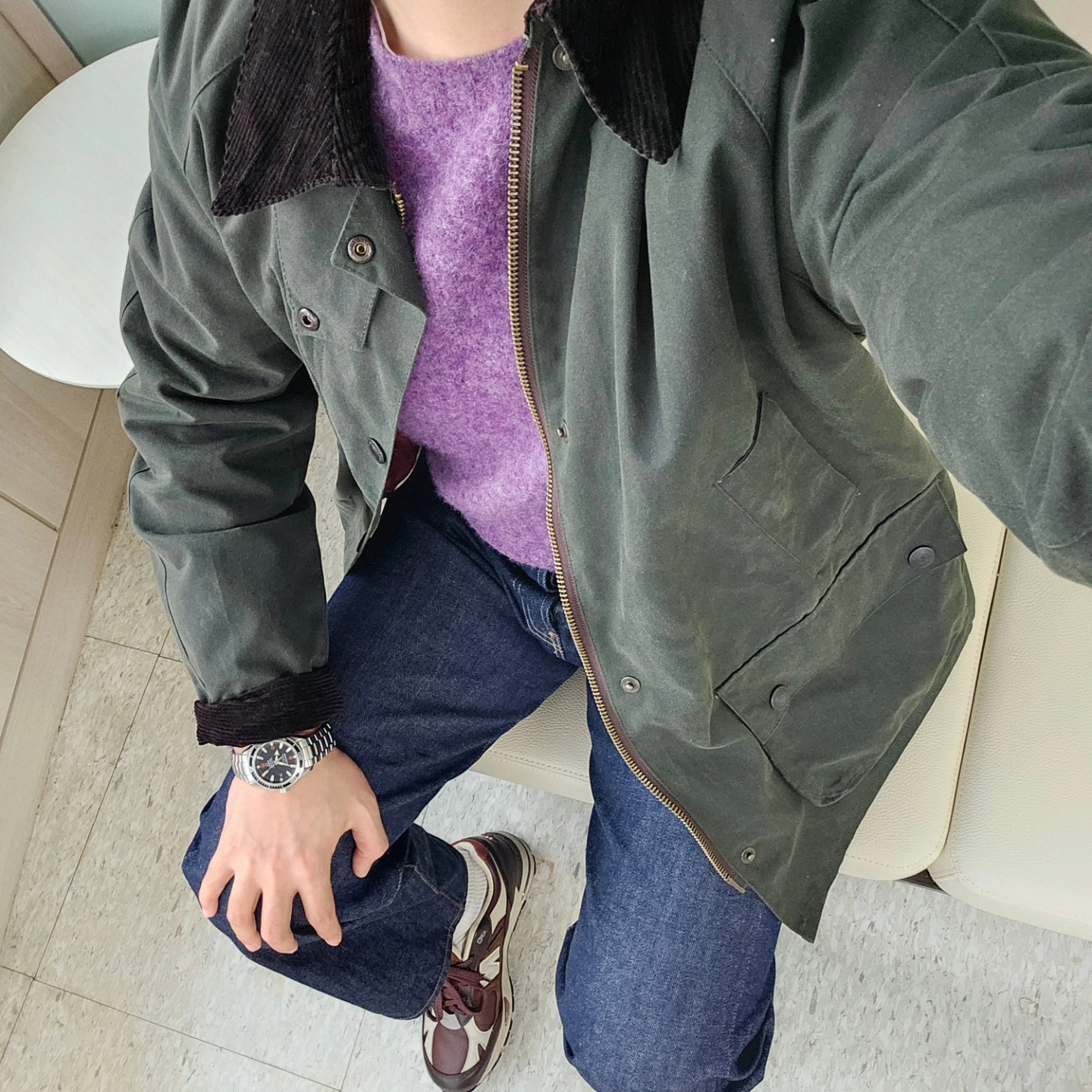 Harley of Scotland Shaggy Dog Crewneck Sweater Royal Violet, New Balance 991 Made in UK Earth French Roast 착용 스타일 - 4