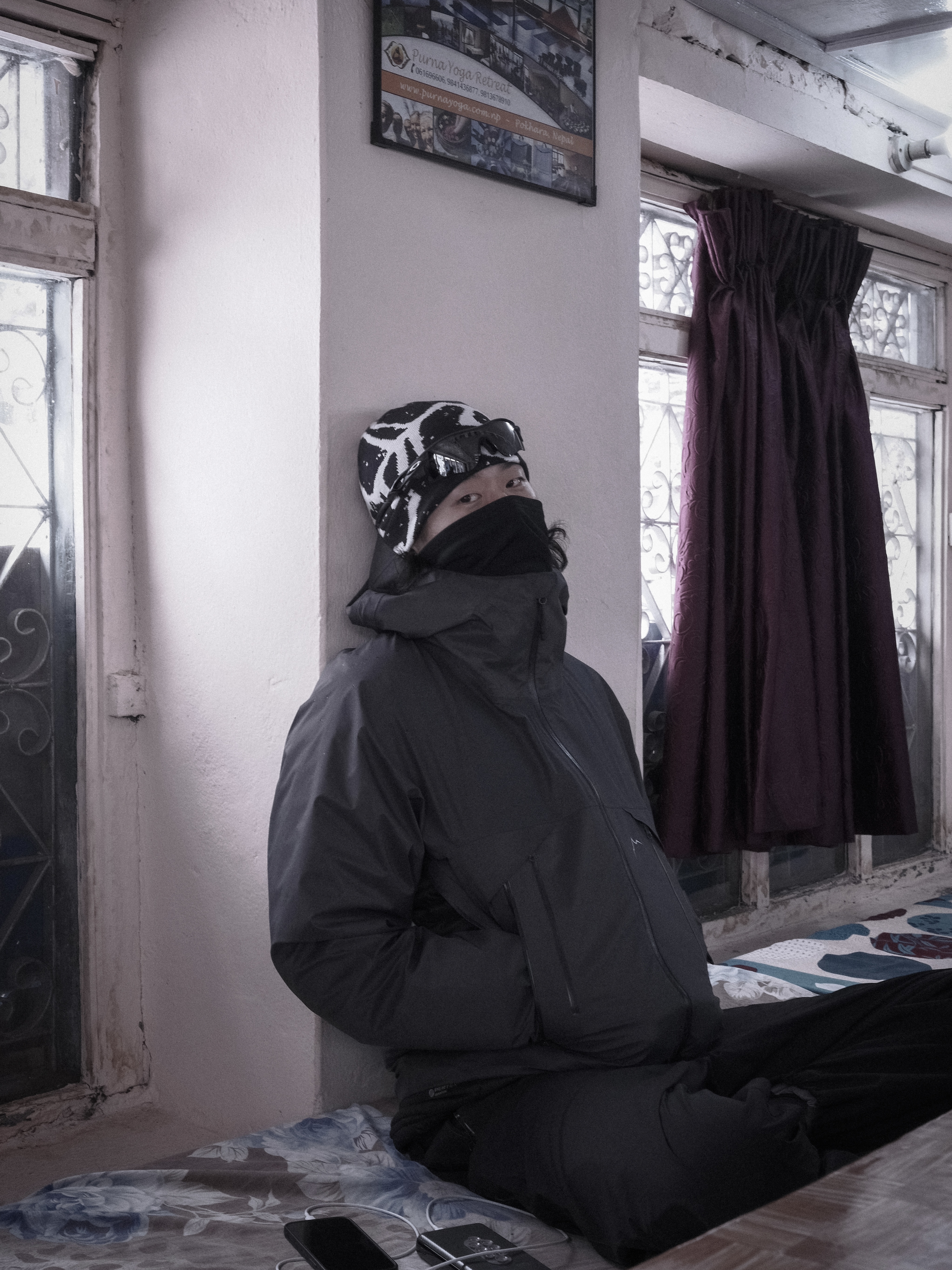 Arc'teryx Lightweight Grotto Toque Orca, Oakley RadaLock Path Polished Black Frame Prizm Black Lenses Low Bridge Fit 착용 스타일 - 1