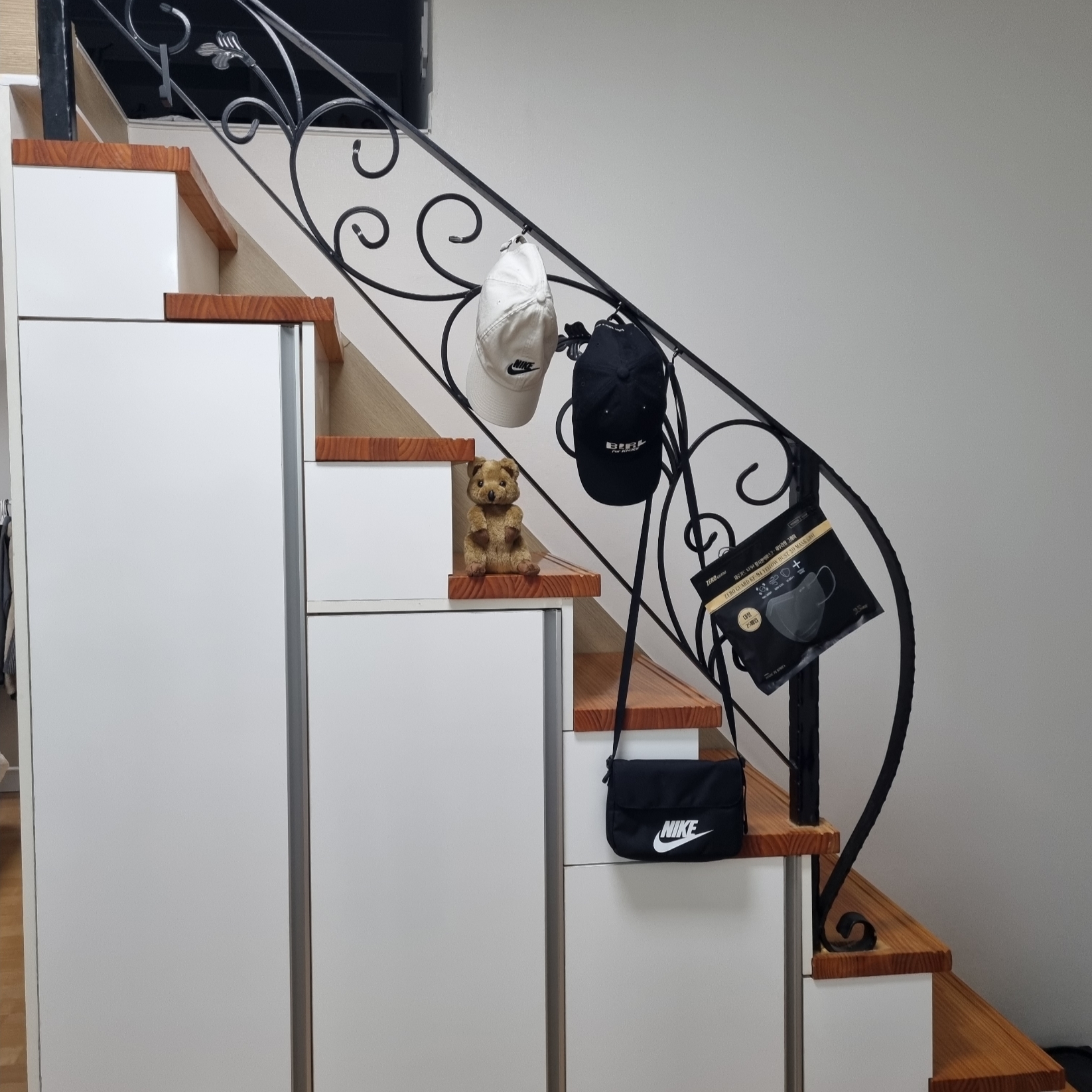 Nike NSW Futura 365 Crossbody Bag 3L Black 착용 스타일