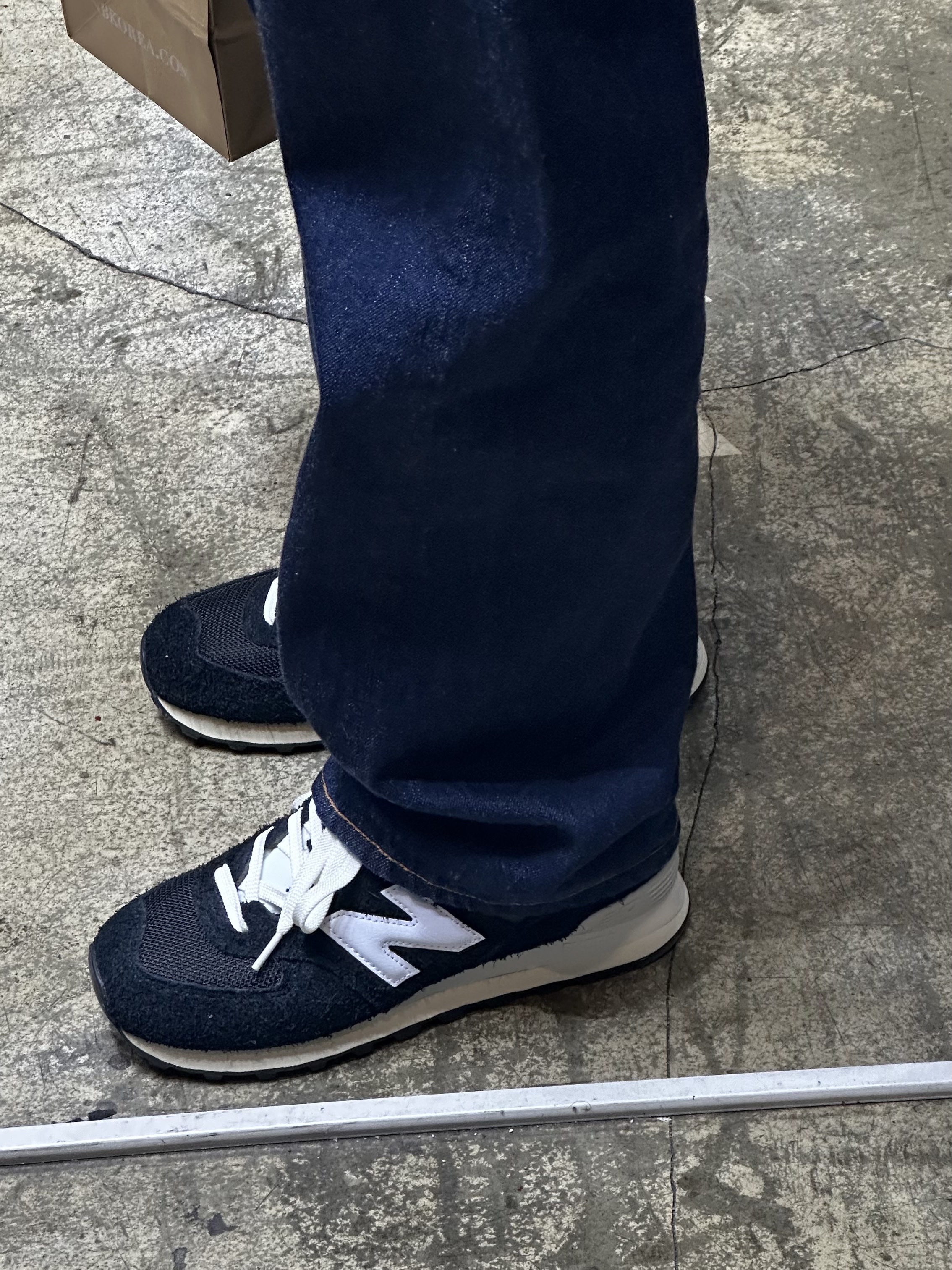 New Balance 574 Heritage Deep Black 착용 스타일