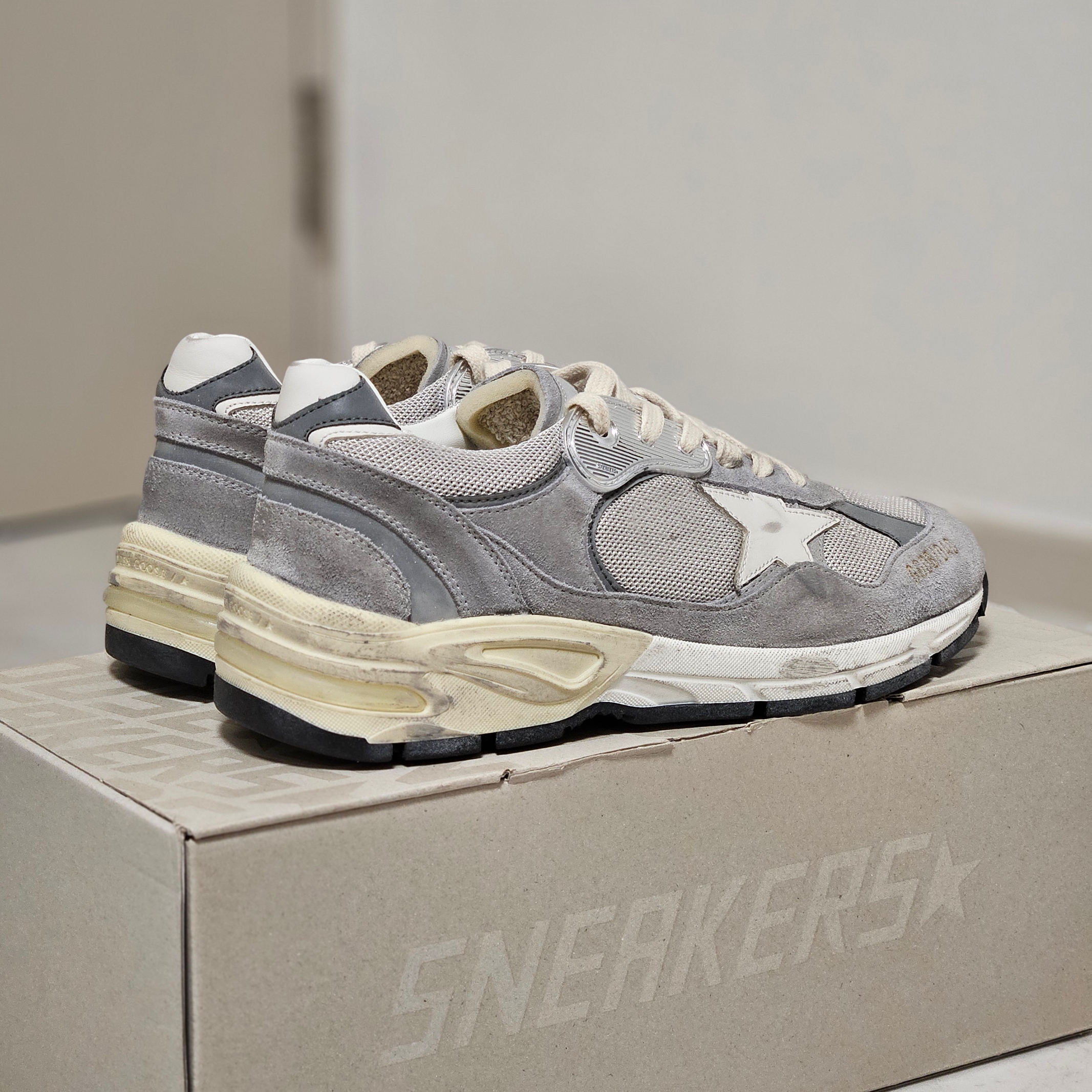 Golden Goose Dad-Star Sneakers Gray Silver White 착용 스타일 - 3