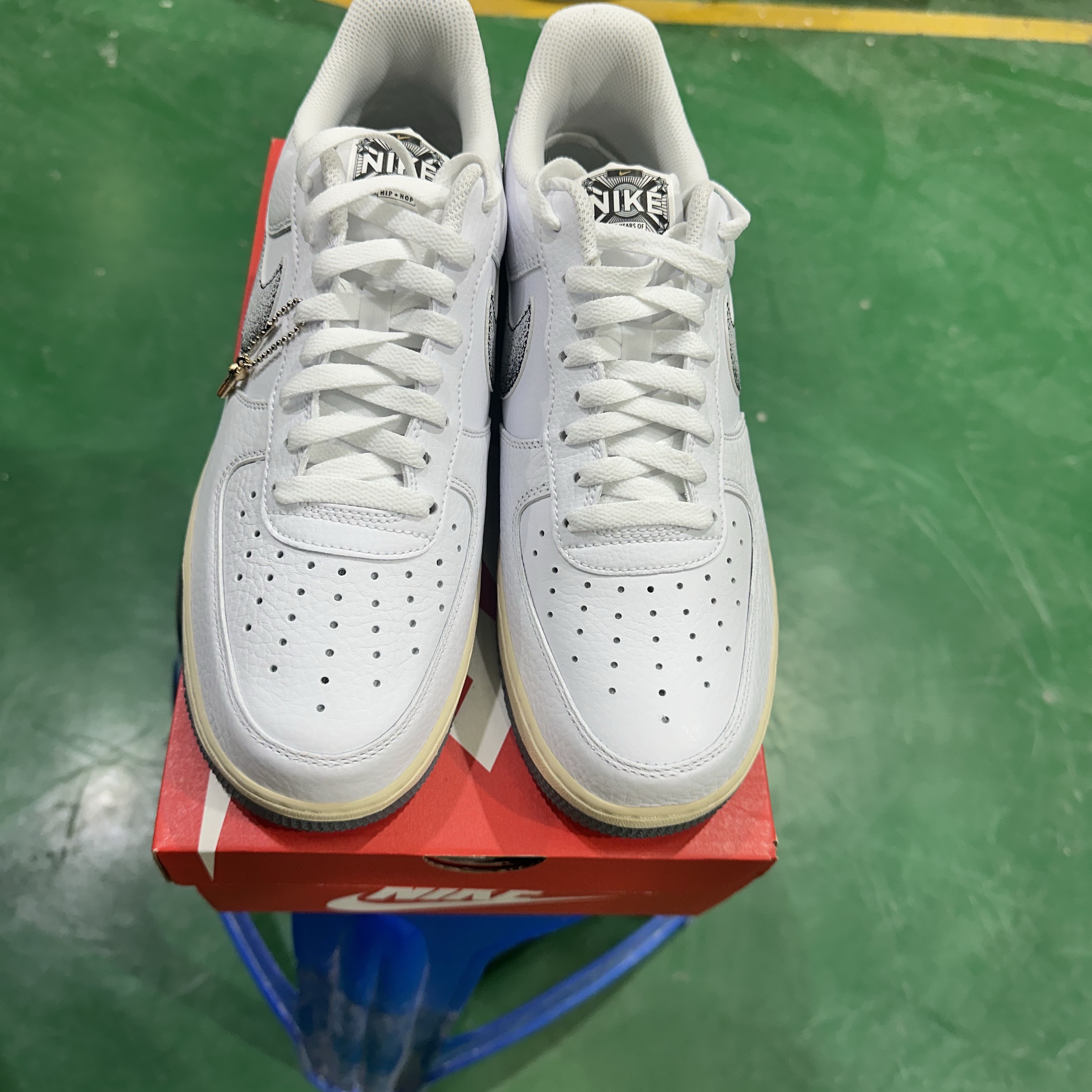 Nike Air Force 1 '07 LX White Smoke Grey 착용 스타일 - 1