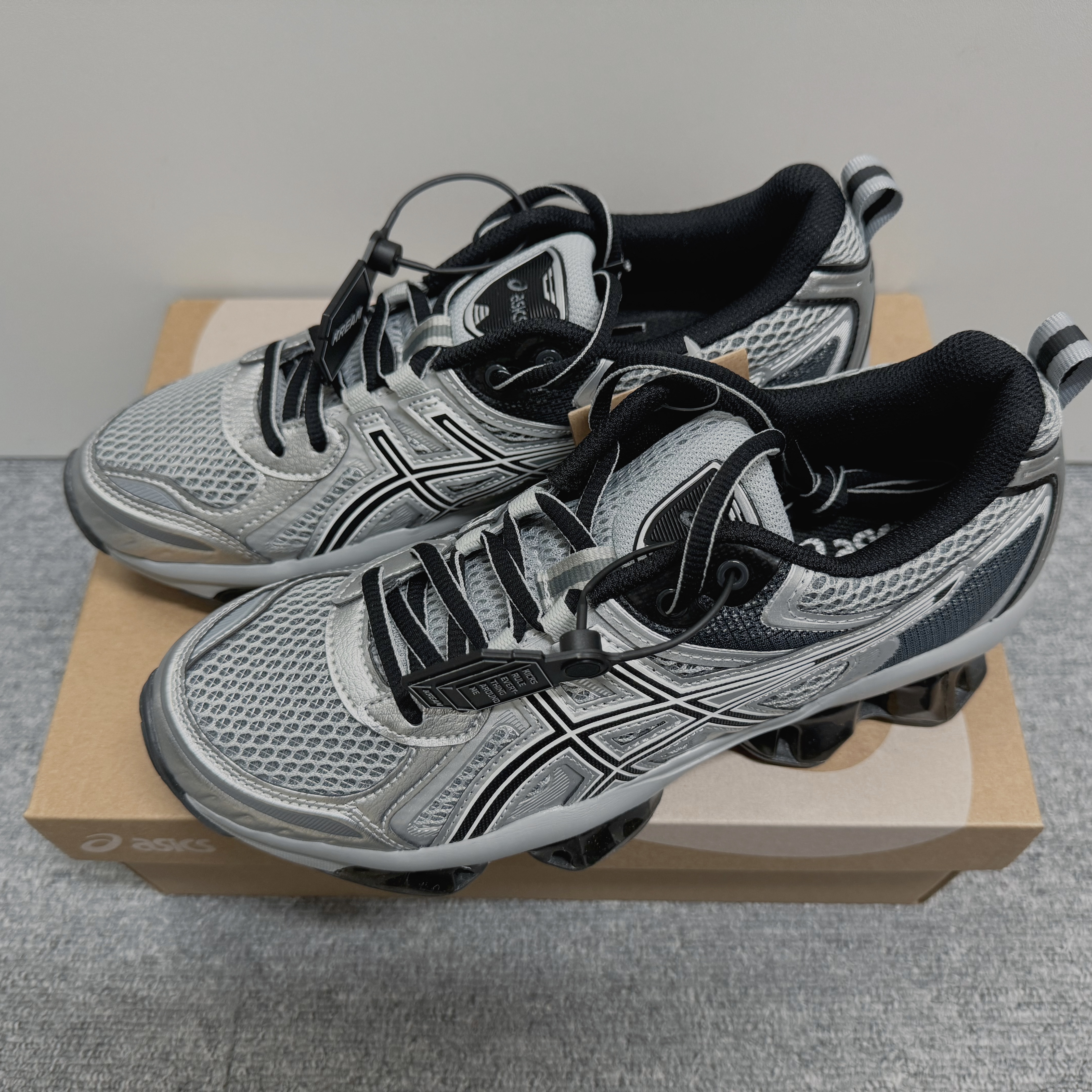 Asics Gel-Quantum Kinetic Mid Grey Pure Silver 착용 스타일 - 1