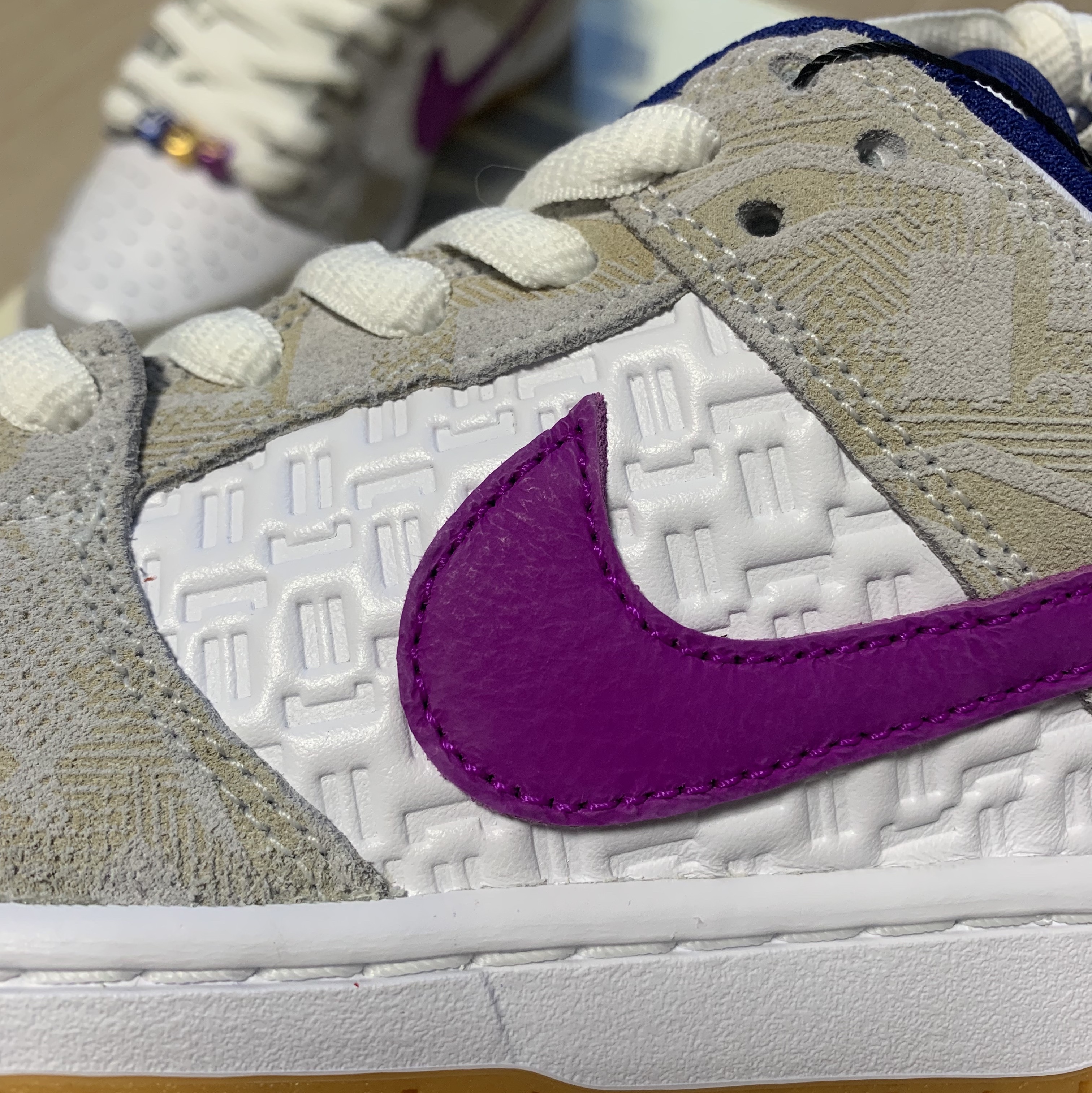 Nike x Rayssa Leal SB Dunk Low PRM Pure Platinum Vivid Purple 착용 스타일 - 3