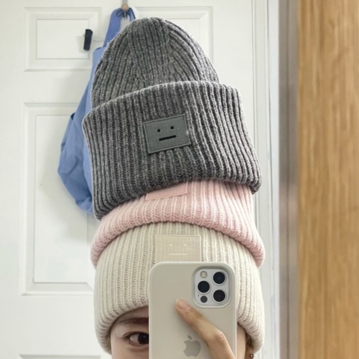 Acne Studios Large Face Logo Beanie Faded Pink Melange, Acne Studios Large Face Logo Beanie Grey Melange 착용 스타일
