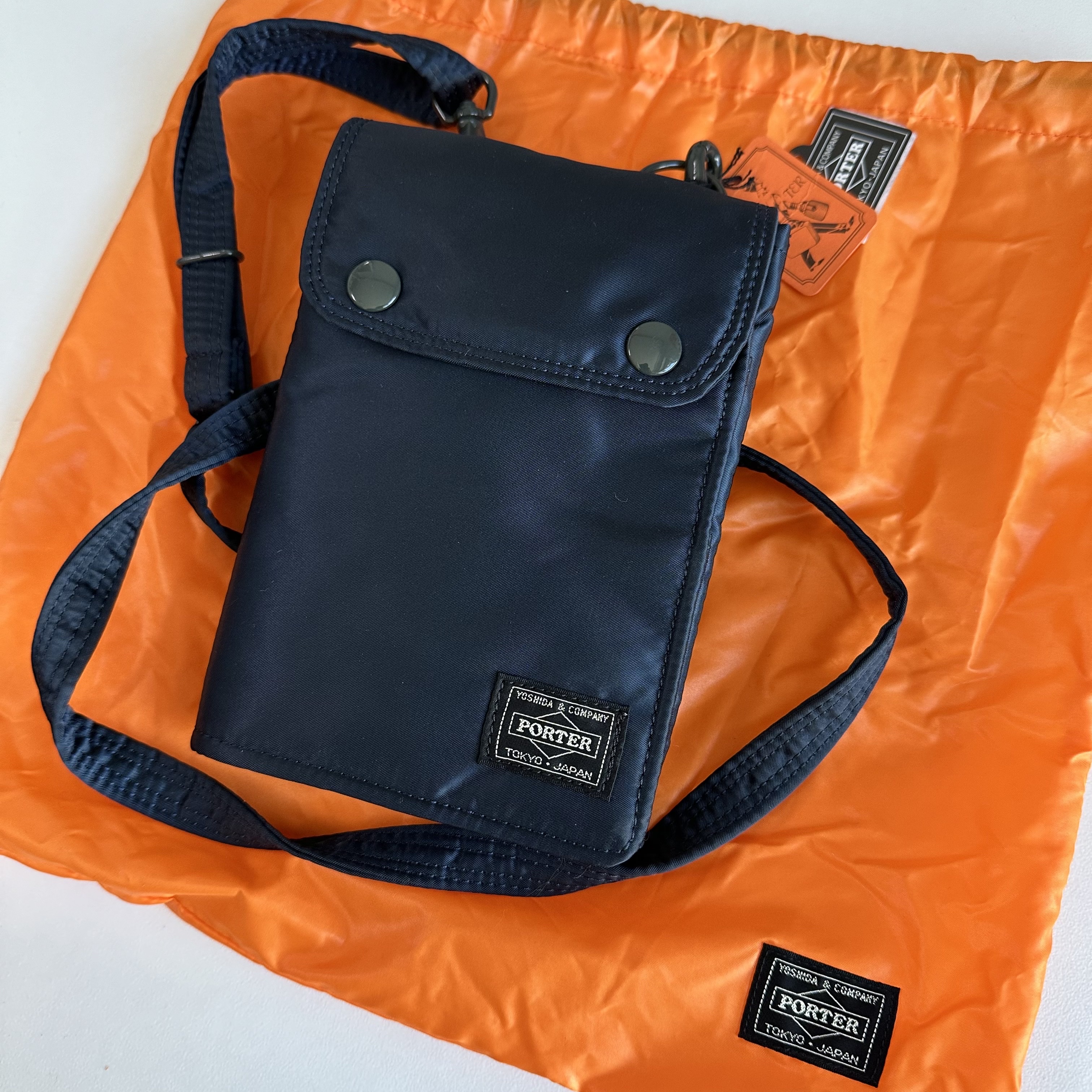 Porter Tanker Travel Case Black 착용 스타일