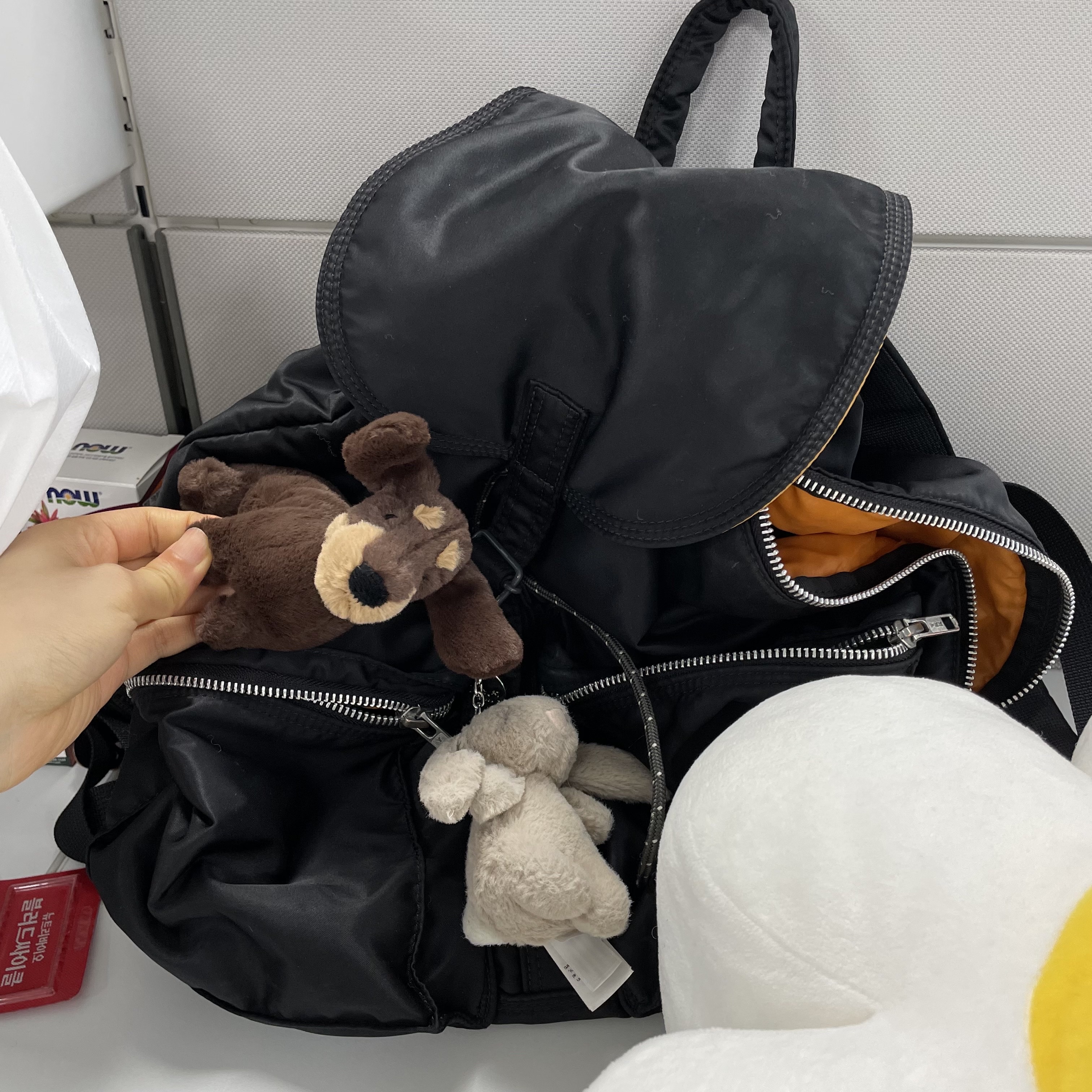 Porter Tanker Backpack Black, Jellycat Bashful Bunny Bag Charm Beige 착용 스타일 - 1