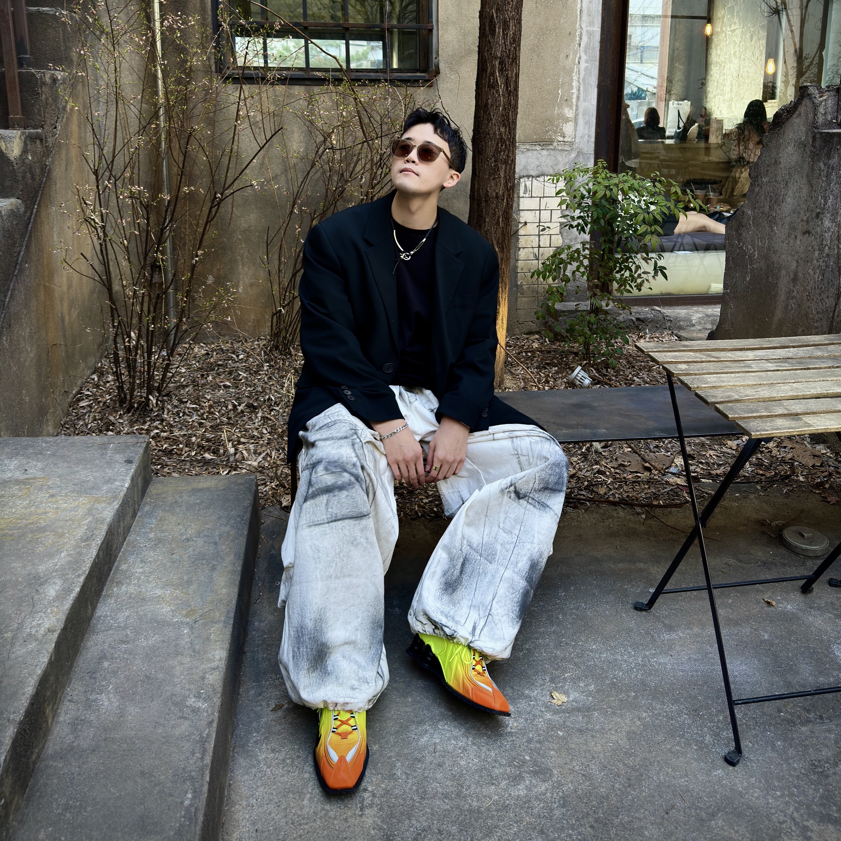 Nike x Martine Rose Shox MR4 Safety Orange 착용 스타일 - 1