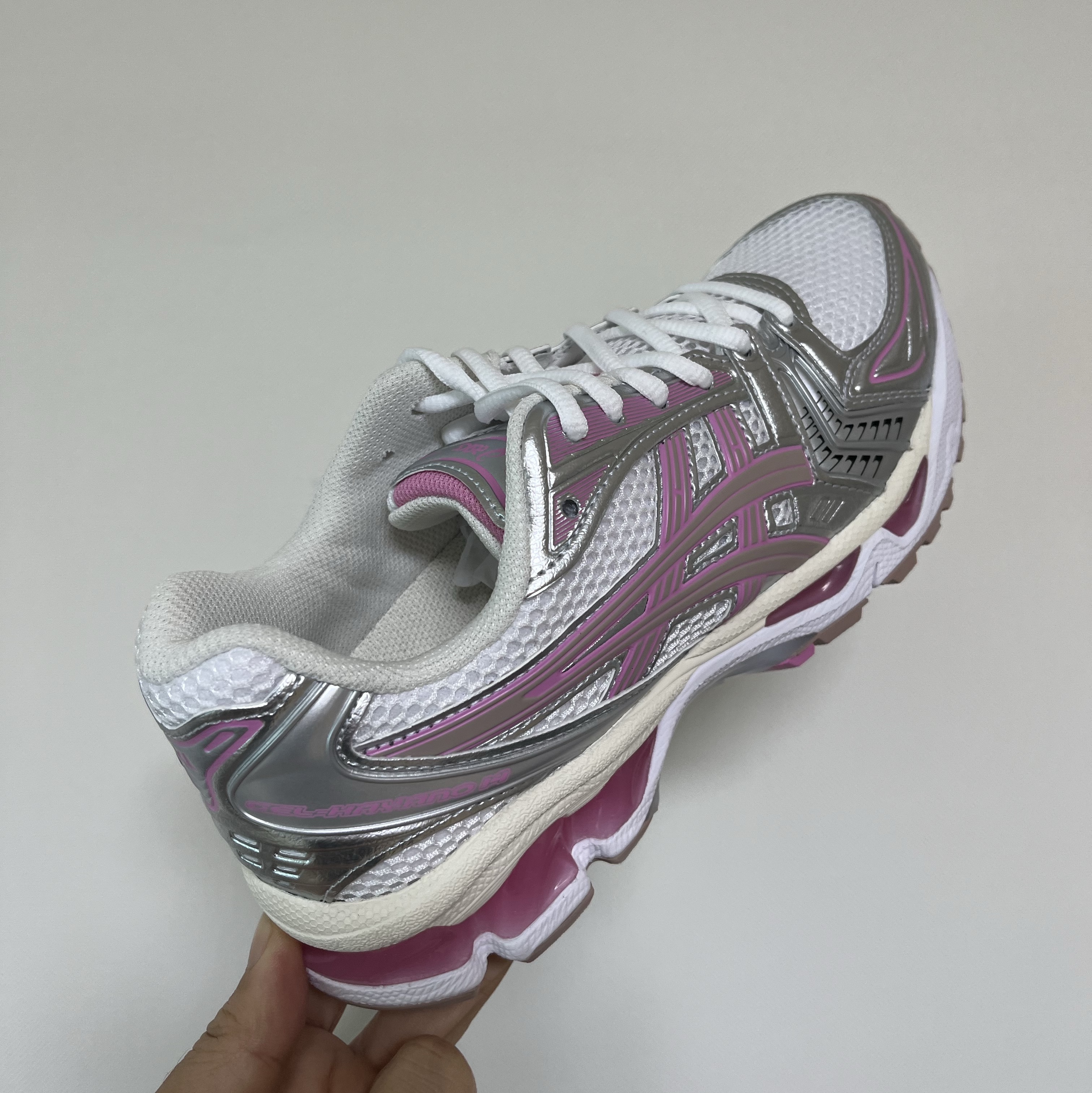 Asics Unlimited Gel-Kayano 14 White Fawn 착용 스타일 - 2