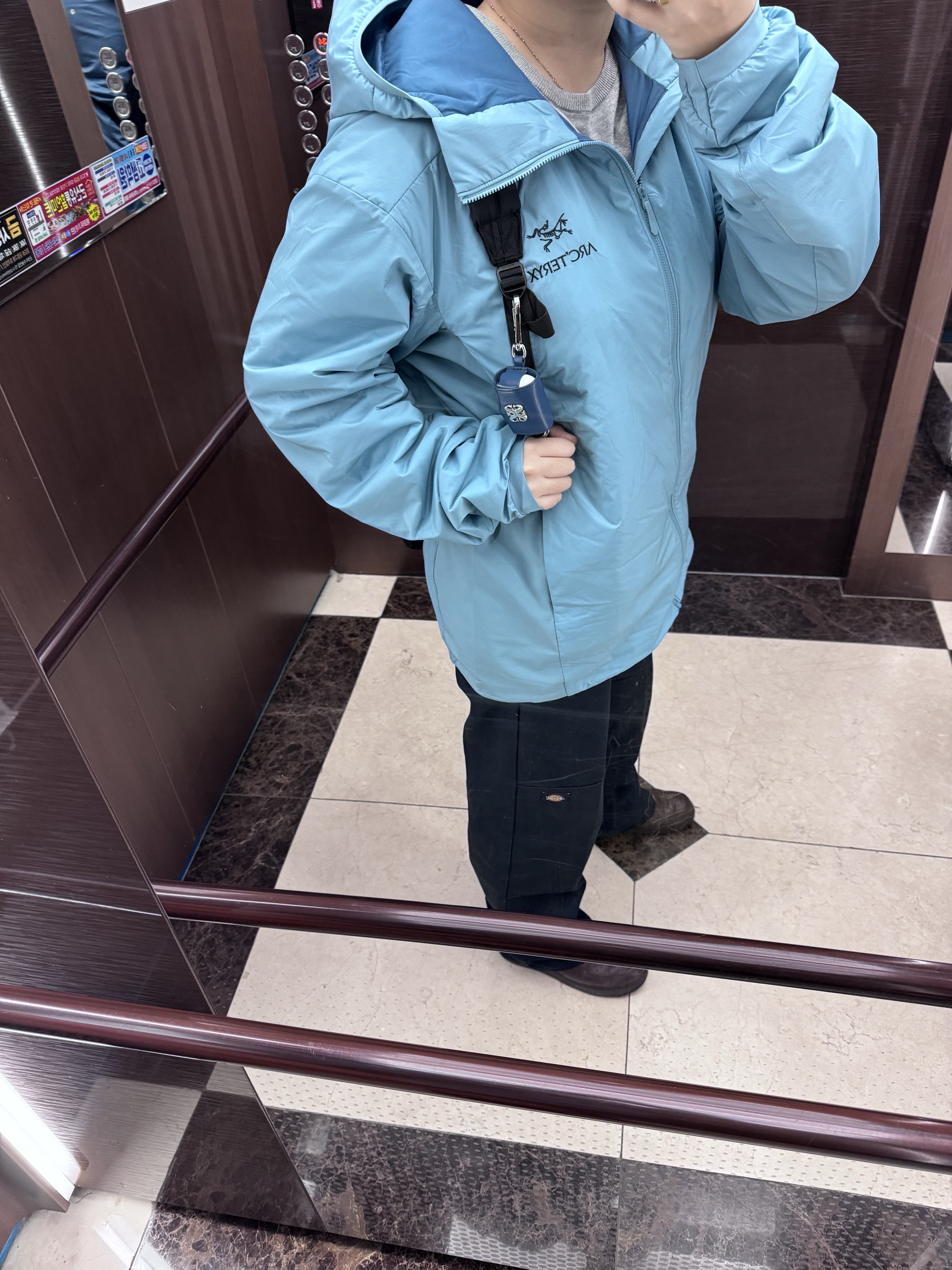 Arc'teryx Atom LT Hoody Solace, Dickies Loose Fit Double Knee Work Pants Dark Navy 착용 스타일 - 1