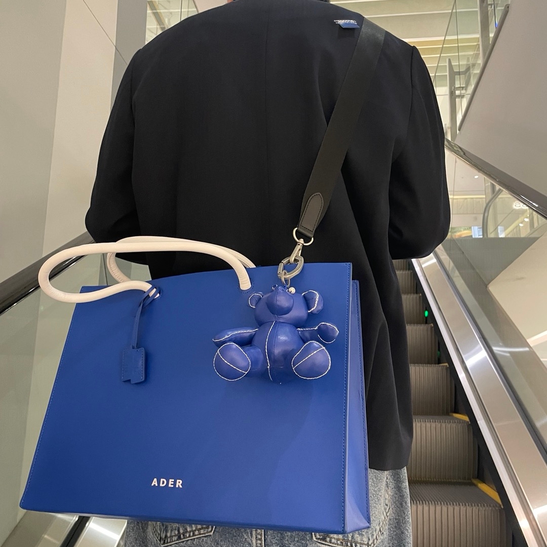Gentle Monster x Maison Margiela MM109 Black Black, Ader Error Wide Blue Bag Blue 착용 스타일 - 2