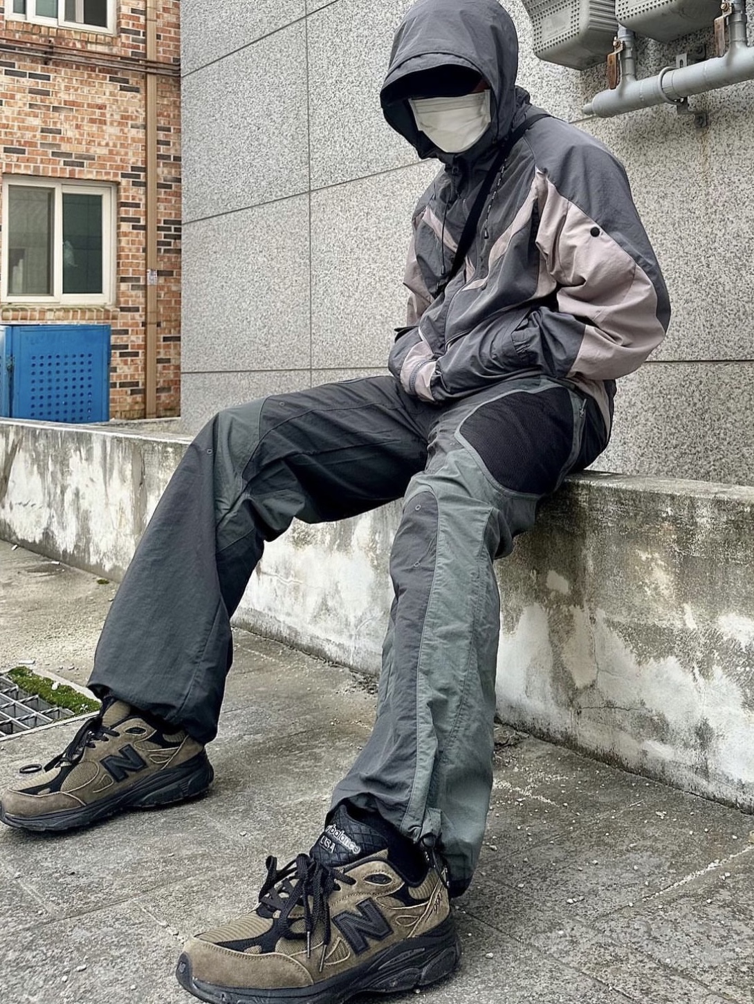 New Balance x JJJJound 990v3 Brown Black, Arc'teryx Mantis 1 Waistpack Black 착용 스타일 - 1