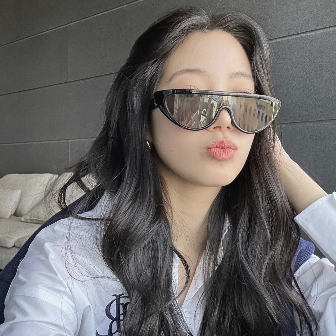 Louis Vuitton LV Split Cat Eye Sunglasses Black 착용 스타일 - 2