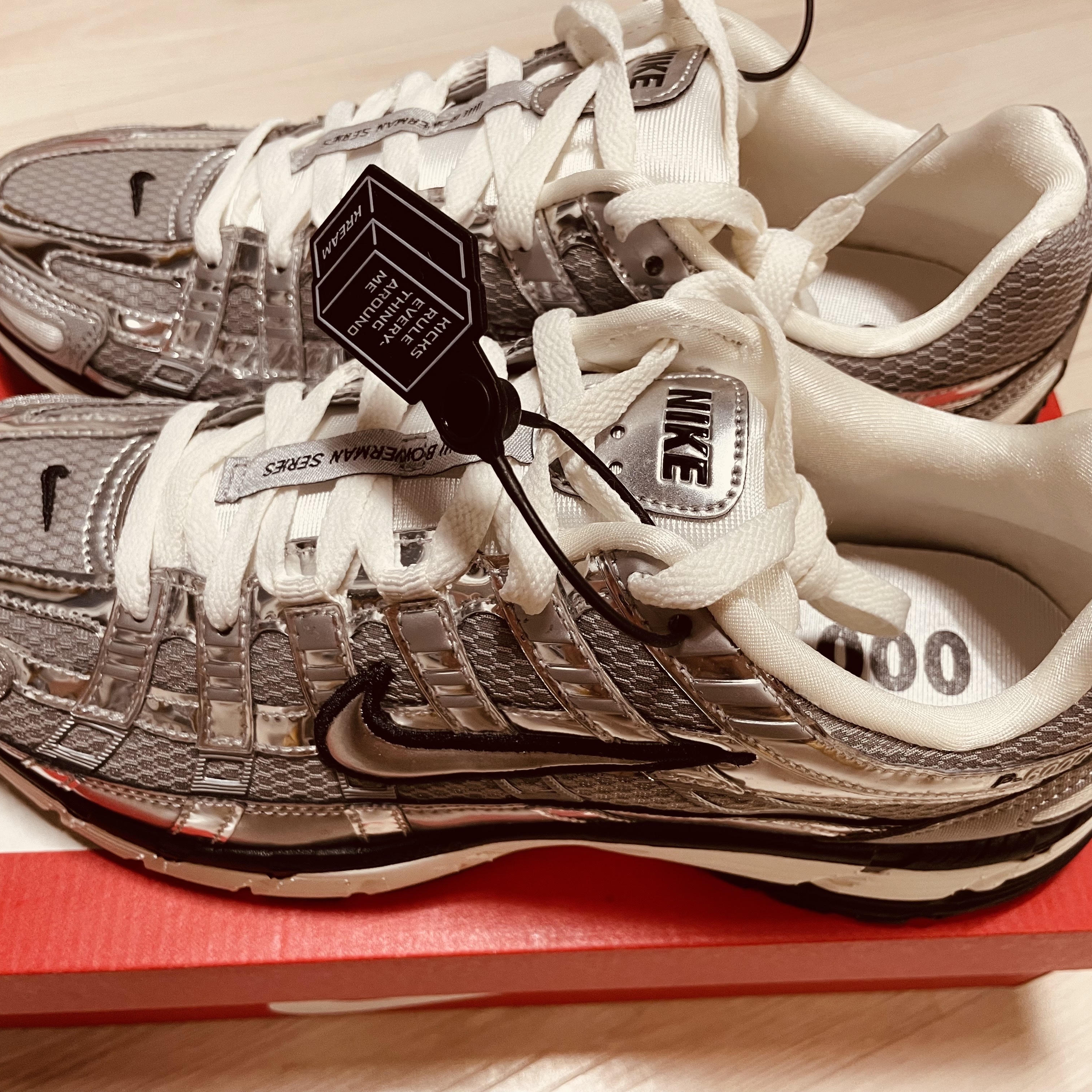 Nike P-6000 Metallic Silver 착용 스타일 - 1