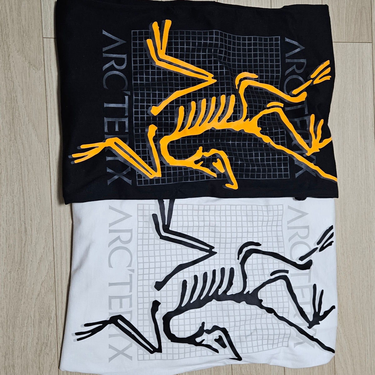 Arc'teryx Arc'Multi Bird Logo LS T-Shirt Black, Arc'teryx Arc'Multi Bird Logo LS T-Shirt White Light 착용 스타일