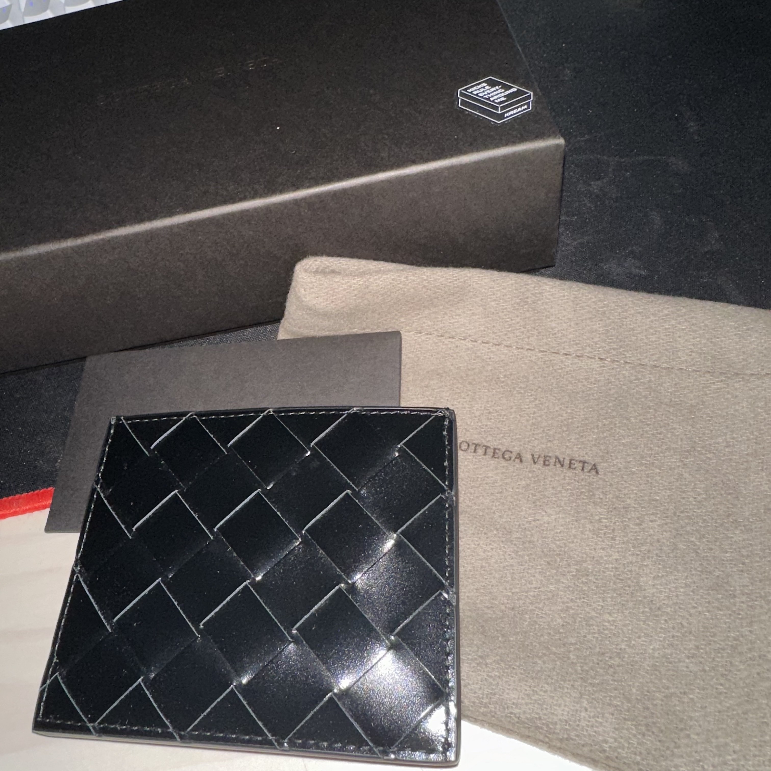 Bottega Veneta Card Case Black 착용 스타일
