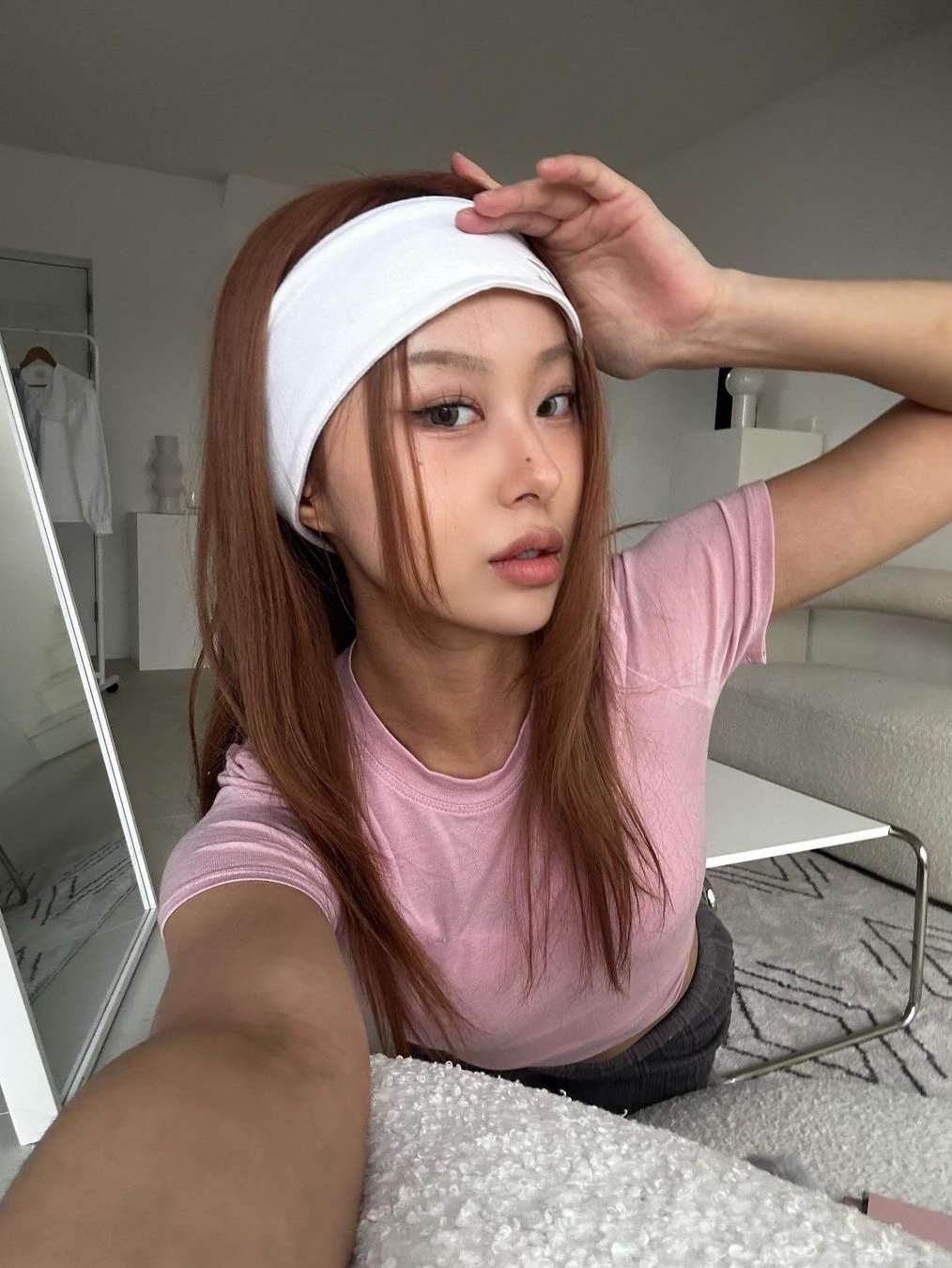 STUDIOTABLE Soft Wool Simbol Top Pink 착용 스타일