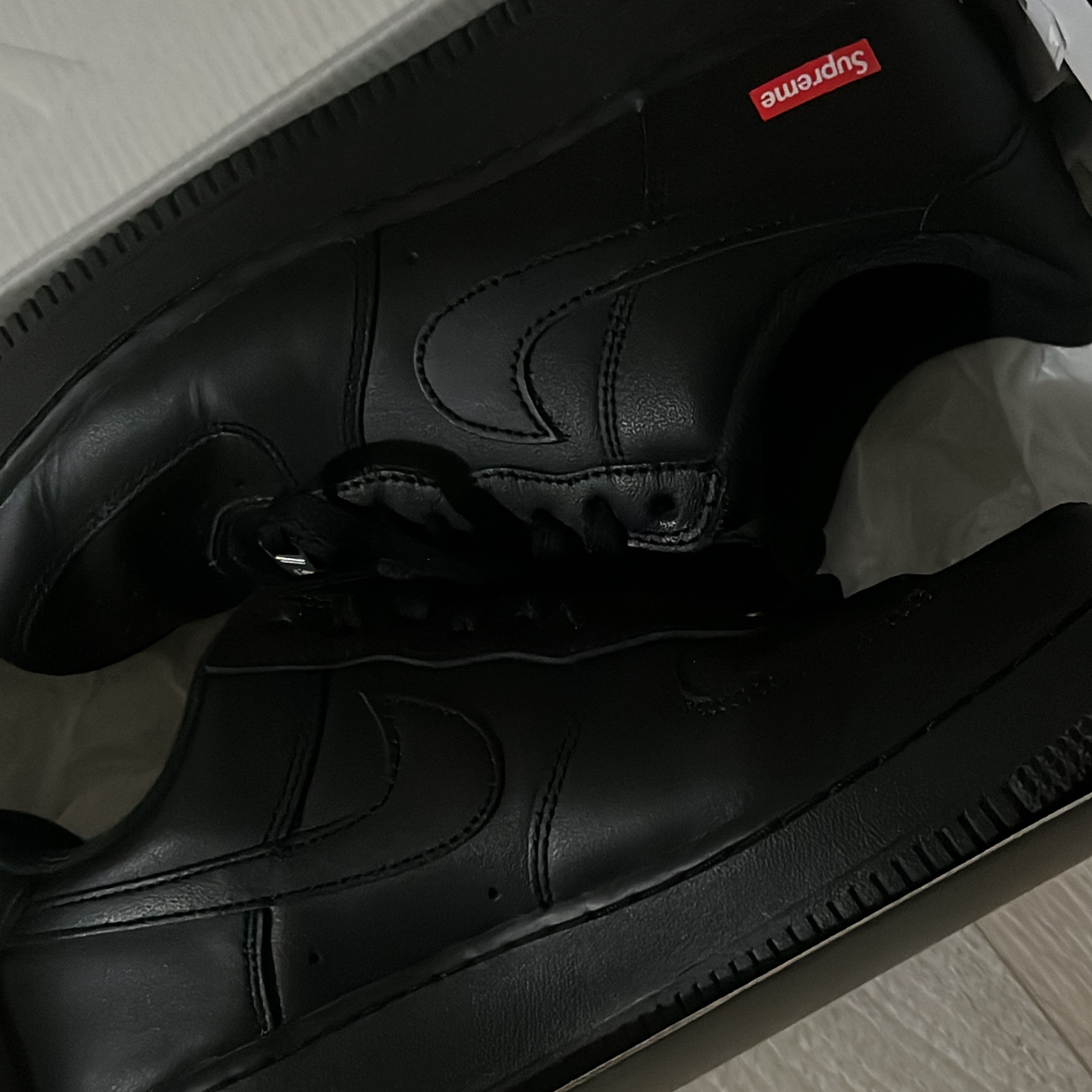 Nike x Supreme Air Force 1 Low Black 착용 스타일 - 2