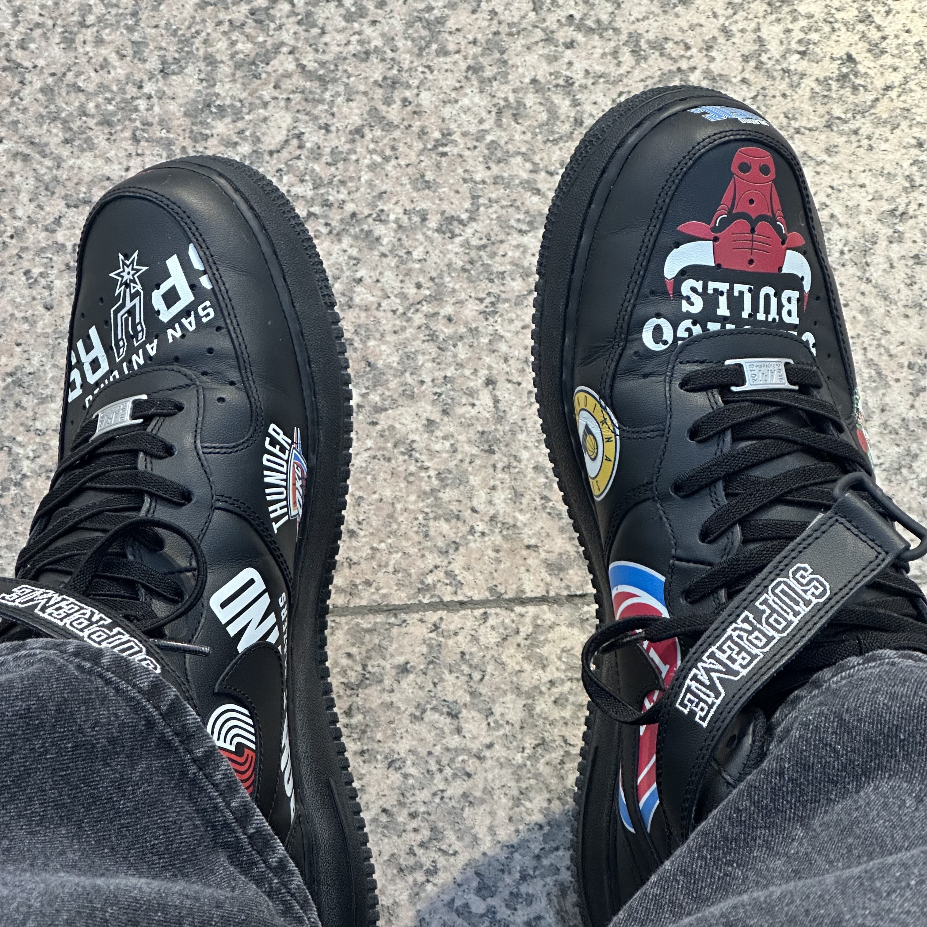 Nike x Supreme Air Force 1 Mid NBA Black 착용 스타일
