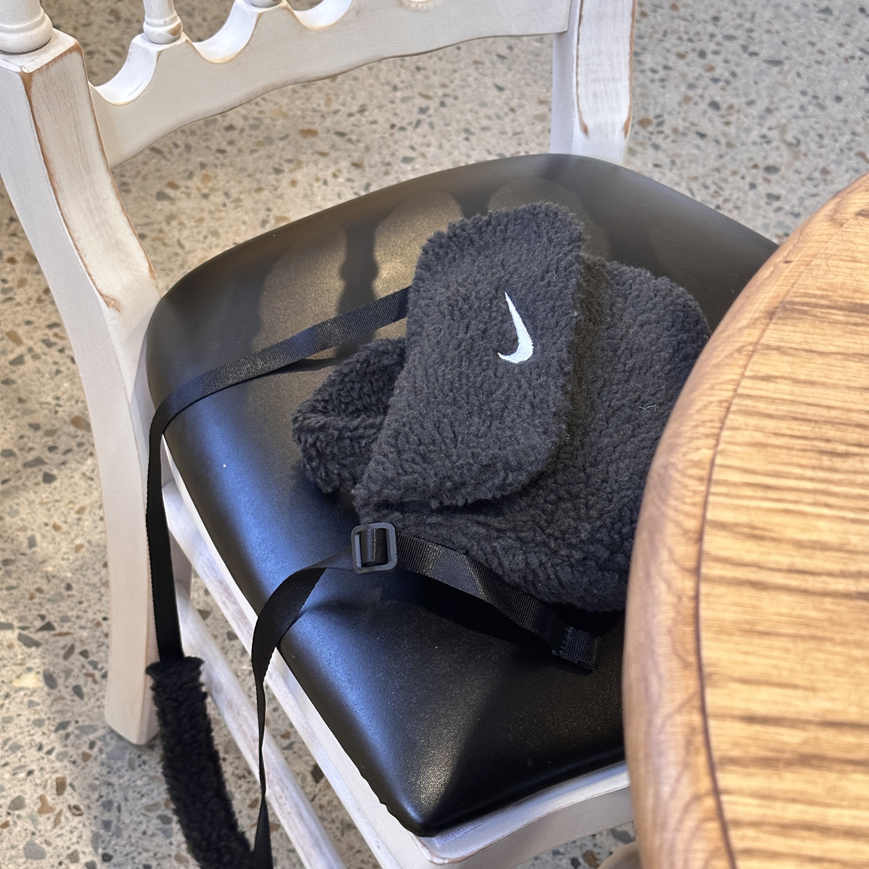 (Kids) Nike NSW Faux Fur Crossbody Bag Black 착용 스타일 - 4