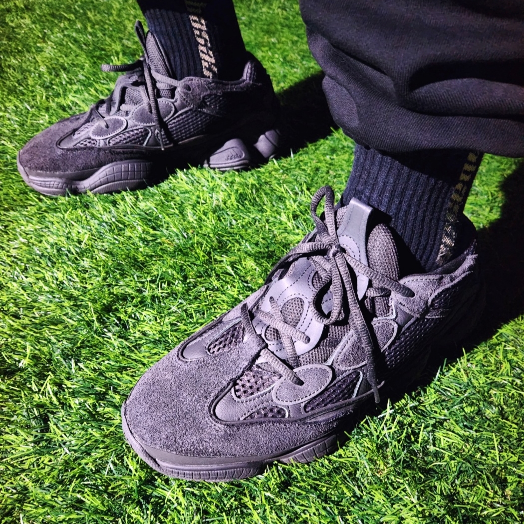 Adidas Yeezy 500 Utility Black 2018/2020 착용 스타일 - 3