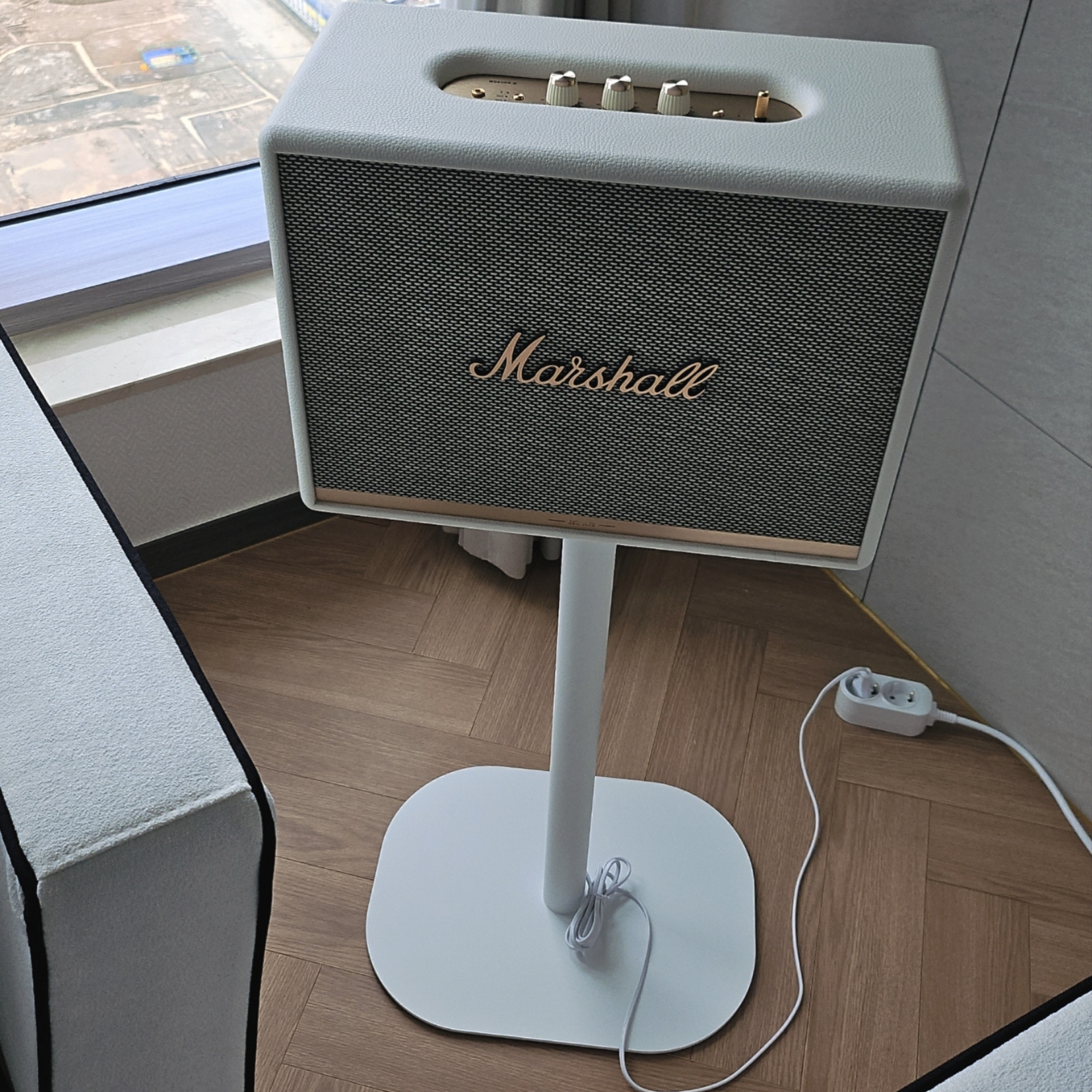 Marshall Stanmore III Bluetooth Cream (Korean Ver.) 착용 스타일 - 1